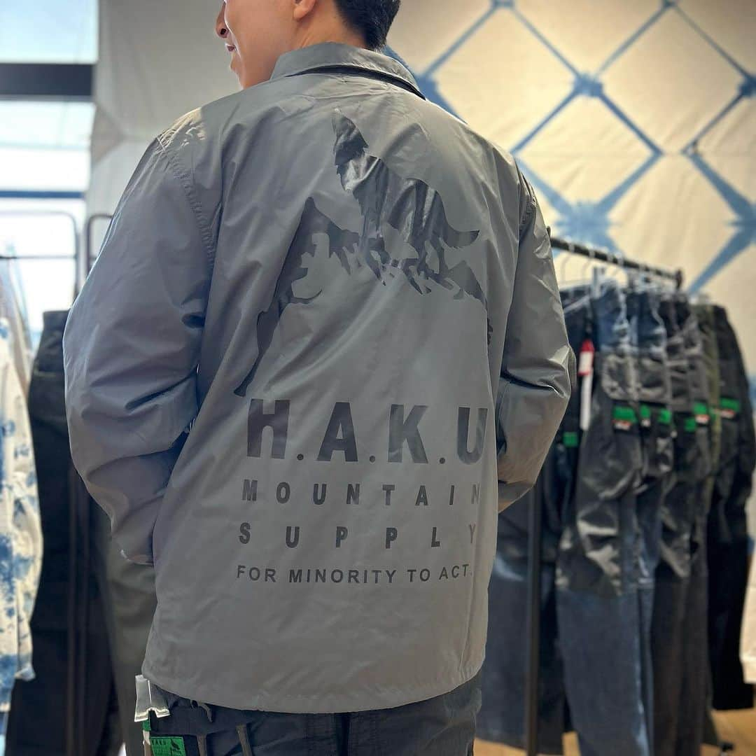 SUNDAY MOUNTAINさんのインスタグラム写真 - (SUNDAY MOUNTAINInstagram)「H.A.K.U POP UP SHOP START !!!  新作の"WINTER CHILL STRAIGHT"  暖かく、火にも強くて、 1晩でも2晩でも快適に過ごせる最高の冬キャンプパンツ。  その他にも 大きなバックプリントが特徴の ロングスリーブTやコーチジャケット。 インディゴ染め"GUNJO"も フルラインナップで展開中です！  メーカー様から直接お話が聞ける特別な2日間。 皆様のご来店心よりお待ちしております。  #THEGATE #sudaymountain #サンデーマウンテン #HAKU #NANGA #gunjo」10月14日 11時35分 - sundaymountain