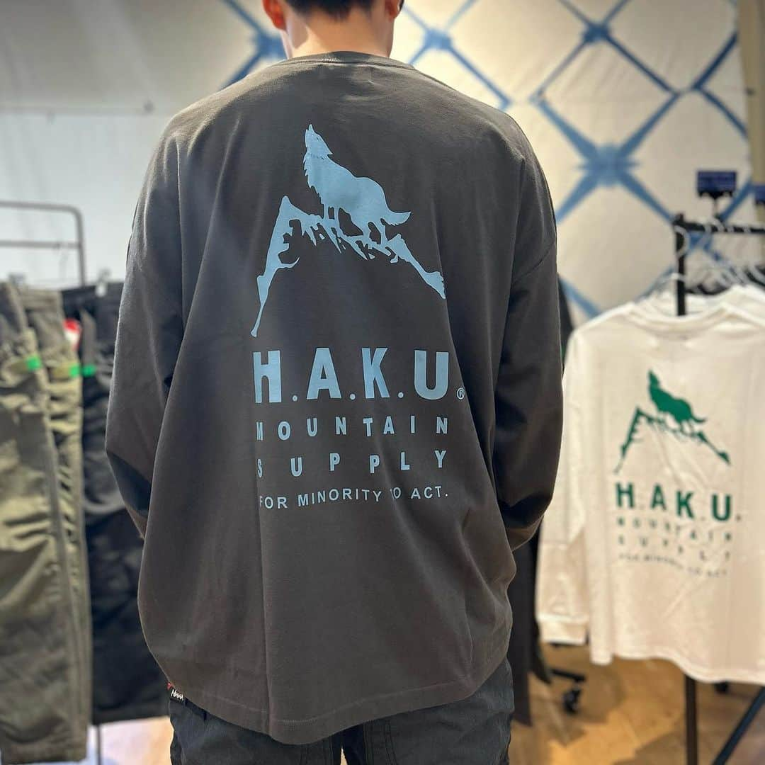 SUNDAY MOUNTAINさんのインスタグラム写真 - (SUNDAY MOUNTAINInstagram)「H.A.K.U POP UP SHOP START !!!  新作の"WINTER CHILL STRAIGHT"  暖かく、火にも強くて、 1晩でも2晩でも快適に過ごせる最高の冬キャンプパンツ。  その他にも 大きなバックプリントが特徴の ロングスリーブTやコーチジャケット。 インディゴ染め"GUNJO"も フルラインナップで展開中です！  メーカー様から直接お話が聞ける特別な2日間。 皆様のご来店心よりお待ちしております。  #THEGATE #sudaymountain #サンデーマウンテン #HAKU #NANGA #gunjo」10月14日 11時35分 - sundaymountain