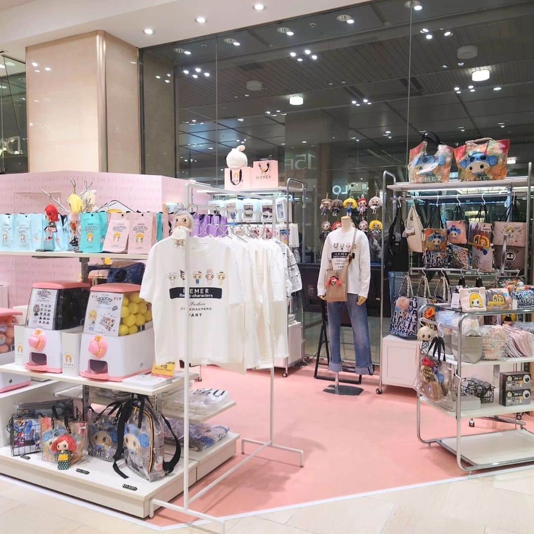 のインスタグラム：「. 本日も開催❣️  【POP UP SHOP in 大阪・梅田】 大好評、開催中👏 ⁡ 連日、たくさんご来店いただき ありがとうござます！！ イルメールカラーのピンクのショップが可愛すぎます（床までピンク💗）😍 ⁡ 10月17日(火)まで開催しております！ 皆さまのご来店、スタッフ一同 楽しみにお待ちしております🍓🍄 とどけHAPPY ーー❣️ ⁡ 大丸梅田店では、サンリオキャラクターズとのコラボアイテムも販売しております♪ ⁡ イベント詳細は下記の通りです😊 ↓↓↓↓ --------------------------------- 期間： 2023年10月11日(水)～10月17日(火) 場所：大丸梅田店　1階東側イベントスペース 営業時間：10時～20時 ⁡ ※期間限定ショップにおける商品の在庫状況等については、都度動いておりその他のお店では一切分かりかねます。 （同館ATAO大丸梅田店4階でもわかりかねます） お手数ですが、期間限定ショップを開催している百貨店までお問い合わせください。 --------------------------------- ⁡ 🌏海外サイトはこちらをチェック @ilemer_world ⁡ --------------------------------- ⁡ #イルメール #ilemer  #イーマリーちゃん #イーマリー  #大阪#梅田#大阪梅田 #期間限定ショップ #限定アイテム #ハッピードール #happydoll #イルメールハッピードール #サブカルチャー #キャラクター #アタオランド  #スタジオアタオ #ATAOLANDプラス #ATAOLAND+ #アタプラ #イーマリー好きな人と繋がりたい #イーマリー好き集まれ #ドール好きな人と繋がりたい」
