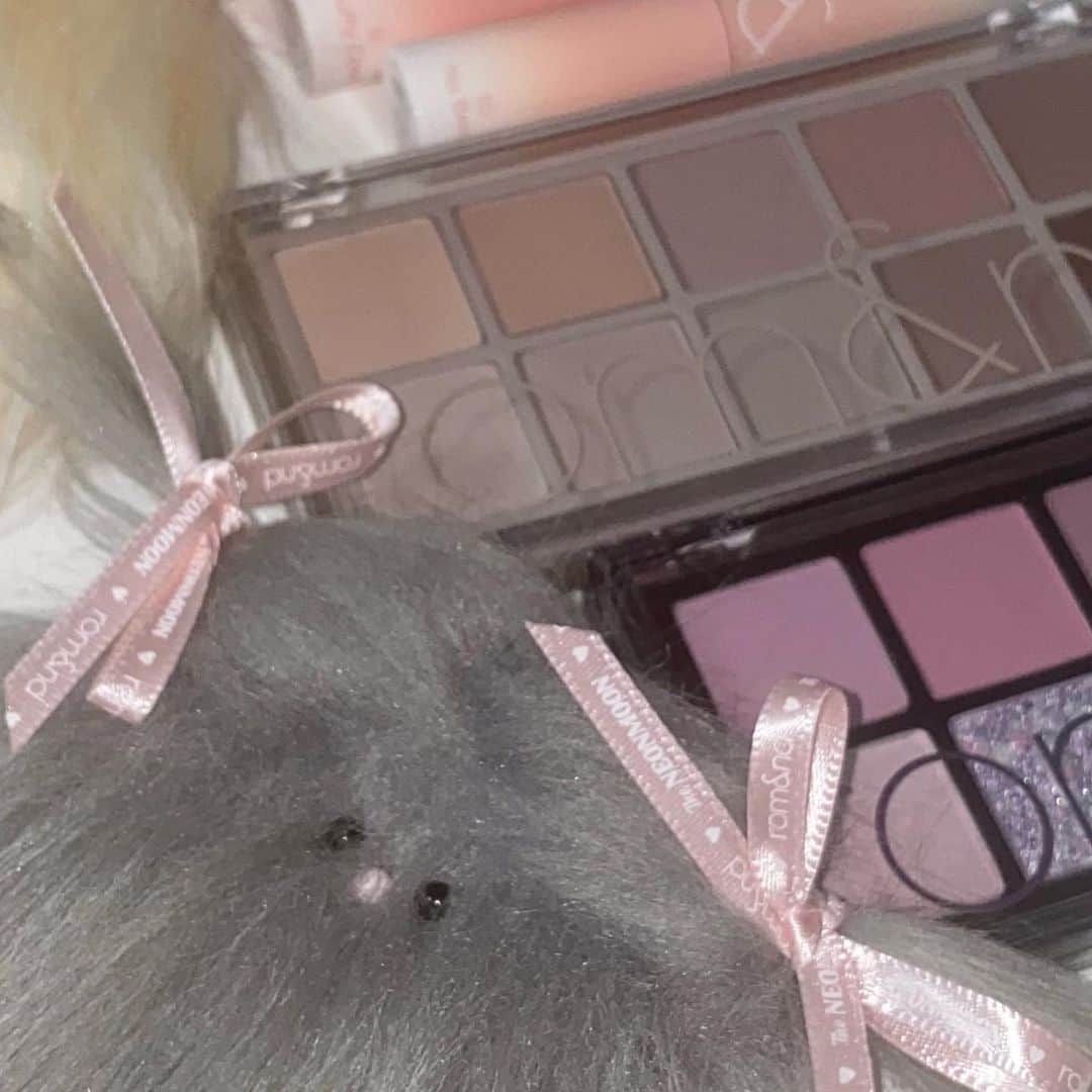 ネオンムーンのインスタグラム：「🖤  경🩶롬앤♥︎네온문 두번째 콜라보레이션🩶사  롬앤과 3년만의 재회라니... 테디에 이어 더스티까지- 너어무 예뻐해 주시고,  우리의 의견을 많이 존중해 주셔서 롬앤만의 더스티가 더 예쁘게 탄생될 수 있었다.  멜팅밤 제품력은 말 할 것도 없고, 특히 더스티포그가든 팔레트는 더스티 그 자체!   더스티가 일반 인형들과 조금 달라서 대량 생산에 취약한데, 이를 가능토록 사방 팔방, 매일이 핸들링의 연속... 이렇게나 열심히 해도 터져 나오는 시행 착오와 크고 작은 사고들로 좀비처럼 지냈던 하루들이 아깝지 않을 만큼 너무 값진 경험이었다. 매 번 믿고 맡겨주시는 롬앤에 감사한 마음을 전합니다🫶🏻  ((★더스티에 함께 있는 정체 모를 투명한건, 지난번 테디 콜라보때 처음 선보인 ’립홀더‘입니다. 롬앤의 ‘글래스팅 워터 틴트’와 ‘글래스팅 워터 글로스’를 위해 개발한 제품으로, 사용법을 모르실 것 같아 영상으로 첨부합니다♡  패키지도 예쁜 롬앤의 제품을 키링으로 활용하고, 더이상 립을 파우치에서 뒤적이며 찾지 않아도 된다는 ‘립홀더’ 많관부!))  마지막으로 10월16일 정식 발매일을 앞두고! 롬앤♥︎네온문 아껴주시고 성원해주시고 후원해주시고 격려해주시고 보태주시고 밀어주시고...더보기」