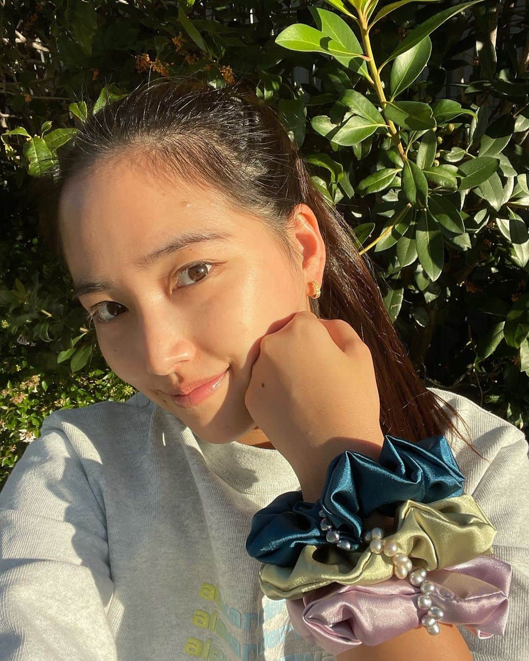 のインスタグラム：「しゅしゅはじめました。 生地選びからすべて自分でいって 服飾科出身のミシンマスターの妹にしゅしゅを縫ってもらって作ってます 秋色３色セットで取り外しが出来るパールチャームがついてます🍁🐿️🌰🤎 パールもシュシュの色に合わせて シャンパンゴールドとグレーとブラックを使いました🐈‍⬛ たくさん作ったのでぜひ‼︎  ✅プロフィールのURLから購入サイトいけます」
