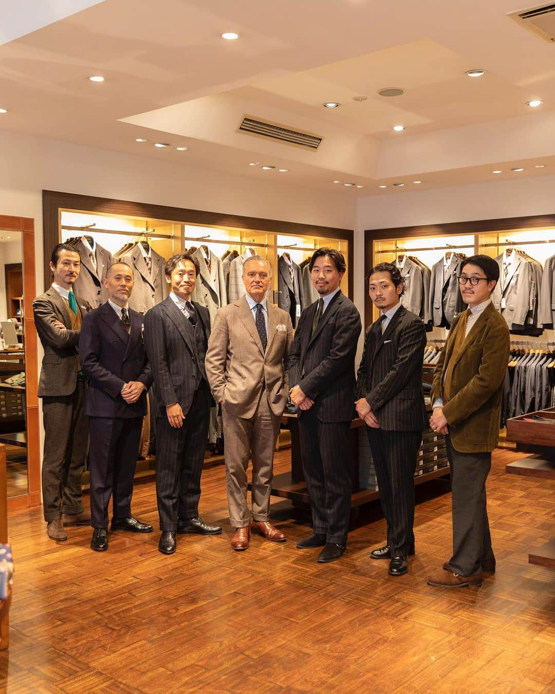 SHIPSさんのインスタグラム写真 - (SHIPSInstagram)「Thank you for visiting our store @ships_ginza !!   先日、FOX BROTHERS社CEOの @douglas_cordeaux さんがシップス 銀座店にご来店されました。 FOX BROTERS社のフランネルを使用したシップス渾身のオリジナルスーツも自らご試着いただき、作りや着心地といったクオリティに大変驚かれ気に入っていただけました。 そしてシップスからのささやかなプレゼントとして、「フォーマル ブック」をお渡しさせていただきました。  こちらはSHIPS MENSの精鋭20名によるフォーマルへの想いや　忘れられないエピソード、ファッションのヒントが詰まっています。店頭にてお配りしております。  現在、シップスではFOX BROTHERS社のフランネル素材を使用したハイクオリティスーツを多数展開しております。 是非この機会に、店頭でお試しください。  #ships #shipsmen #foxbrothers #dressstyle #mensfashion #suits #23fw #シップス #シップスメン #フォックスブラザーズ #メンズファッション #スーツ」10月14日 11時43分 - ships_official