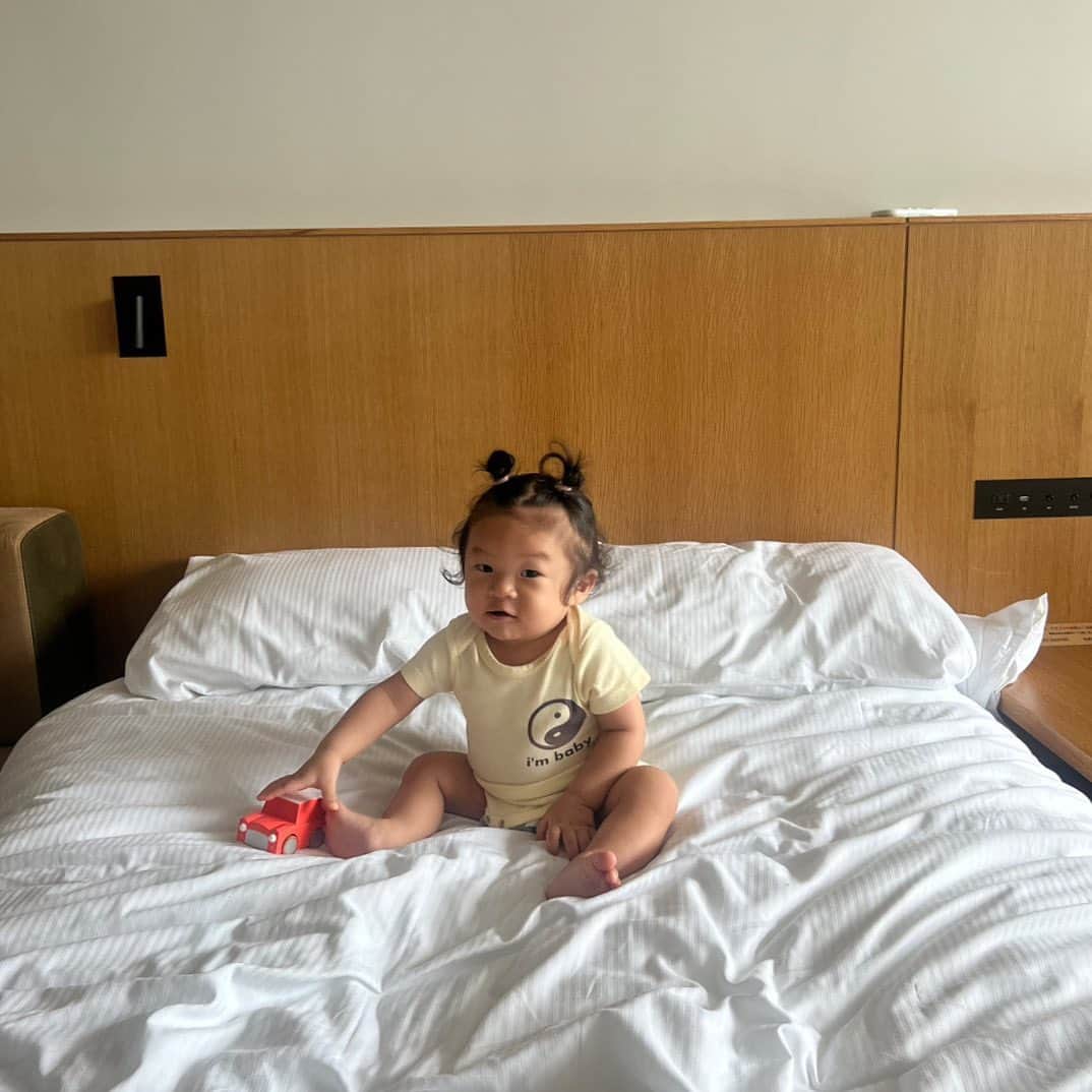 かしめぐのインスタグラム：「買ってた子ども服が届いた 子ども服てかわいいの多すぎてポチポチ止まらん病🥵  かわいい服はお洗濯がな〜とはならず うちではネットに入れて洗濯機へポイ🧺 で、それをパパちが干してくれるっていうわが家のルーティン👨🏼‍🦱 (基本夜洗濯の部屋干しです)  服のこと考えたらオシャレ着洗いが〜とは思うものの日々バタバタやから難しいね🙃 "3時間干し忘れてても洗いたての香りのまま"ってキャッチフレーズの液体洗剤がボールドから発売されてんけど、洗濯機回して寝落ちしてしまうわたしらにピッタリやん言うて👨🏼‍🦱  ジェルボールタイプはオールインワン洗剤やから柔軟剤もいれなくていい楽ちんさときたらもう。 香りはずっとちょうどええ〜な香りがつづく洗濯洗剤ではあまりない新発売のシトラスの香り🍊  シトラスって人気高いのに洗濯洗剤ではなかなか見かけへん😮  甘すぎない爽やかでフレッシュな香り〜なので見かけたらぜひ香りためしてください🫧  @raku_osentaku  #PR #洗濯 #洗剤 #ボールド #洗濯ルーティン #部屋干し #夜干し #子育て #柔軟剤 #香り #服 #子ども服」