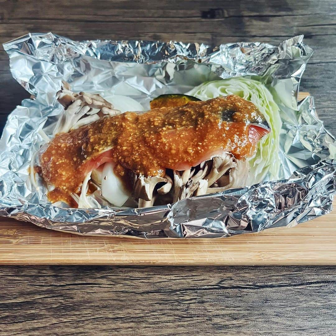 BIO-RAL靭店さんのインスタグラム写真 - (BIO-RAL靭店Instagram)「100％ピーナッツでできた ビオラルのピーナッツバターを使って 鮭のちゃんちゃん焼きを作りませんか？😊  ビオラルの『ピーナッツバター』は、 原材料に砂糖やバターを一切加えず 無塩のローストピーナッツのみを使用しています🥜 ピーナッツを店頭にある専用の機械に投入するとすぐに 砕かれたピーナッツがゆっくりと出てきて完成します♪ すごく濃厚でコクがあり、挽きたての香ばしい香りと ピーナッツの自然な甘みがしっかり感じられます✨  今回はピーナッツバターとみそをあわせて ホイルで鮭のちゃんちゃん焼きを作ってみました👩🏻‍🍳  ビオラルの『長期熟成無添加有機みそ』は 有機大豆を6カ月以上熟成させることによって みそ本来のやさしい味わいが感じられる無添加みそ。 「有機JAS」の認証を取得しております🙆🏻‍♀️  みそにピーナッツバターのコクが加わった濃厚なタレが 野菜にぴったりで、ごはんが進みます🍚😋 ぜひお試しください💖  ✼••┈┈••✼••┈┈••✼••┈┈••✼••┈┈••✼••┈┈••✼  ＼秋の定番メニューにしたい／ 「ピーナッツバターで鮭のちゃんちゃん焼き」  【材料】２人分 ◎鮭…2切れ ◎キャベツ、きのこなどお好きな野菜…適量 ◎バター…２かけ 【A】 ◎ピーナッツバター…大さじ1 ◎みそ…大さじ2 ◎酒…大さじ2 ◎砂糖…大さじ１  【作り方】 ① 野菜を食べやすい大きさに切る  ② 【A】をよく混ぜ合わせる  ③ アルミホイルに➊の野菜を広げて鮭をのせたら ➋のタレをまんべんなく塗り、しっかり包む  ④ フライパンに➌を並べ、鍋底から約2cm水を注ぐ。 ふたをして弱火で20分ほど蒸し焼きにする  ⑤ 仕上げにバターをのせる  完成です！👏🏻  ✼••┈┈••✼••┈┈••✼••┈┈••✼••┈┈••✼••┈┈••✼  ◉おすすめ品 ビオラル ピーナッツバター 大：１カップ150g／本体価格298円 ビオラル 長期熟成無添加有機みそ 750g／本体価格458円  ※価格は定番価格となりますので 店頭表示価格と異なる場合がございます。 ※数に限りがございます。売り切れの際はご容赦ください。 ※画像はすべてイメージです。  皆さまの気になる商品は何ですか？ ビオラルで「買ってみました！」「試してみました！」など @bioral_west のタグをつけて教えてくださいね🍀  #プライベートブランド #ピーナッツバター #ピーナッツバターレシピ #ちゃんちゃん焼き #ホイル焼き #鮭のホイル焼き #味噌だれ #無添加みそ #有機みそ #有機JAS #オーガニック #有機 #bioral #ビオラル #ビオラル靭店 #ビオラルエキマルシェ大阪店 #ライフ #ライフコーポレーション #ナチュラルスーパーマーケット #大阪スーパー #阿波座 #靭公園 #utsubopark #エキマルシェ大阪 #エキマルシェ #梅田 #大阪 #umeda #osaka #osakastation」10月14日 17時00分 - bioral_west