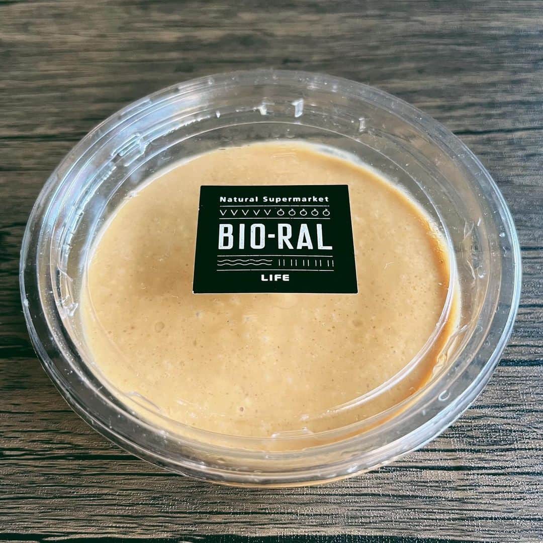 BIO-RAL靭店さんのインスタグラム写真 - (BIO-RAL靭店Instagram)「100％ピーナッツでできた ビオラルのピーナッツバターを使って 鮭のちゃんちゃん焼きを作りませんか？😊  ビオラルの『ピーナッツバター』は、 原材料に砂糖やバターを一切加えず 無塩のローストピーナッツのみを使用しています🥜 ピーナッツを店頭にある専用の機械に投入するとすぐに 砕かれたピーナッツがゆっくりと出てきて完成します♪ すごく濃厚でコクがあり、挽きたての香ばしい香りと ピーナッツの自然な甘みがしっかり感じられます✨  今回はピーナッツバターとみそをあわせて ホイルで鮭のちゃんちゃん焼きを作ってみました👩🏻‍🍳  ビオラルの『長期熟成無添加有機みそ』は 有機大豆を6カ月以上熟成させることによって みそ本来のやさしい味わいが感じられる無添加みそ。 「有機JAS」の認証を取得しております🙆🏻‍♀️  みそにピーナッツバターのコクが加わった濃厚なタレが 野菜にぴったりで、ごはんが進みます🍚😋 ぜひお試しください💖  ✼••┈┈••✼••┈┈••✼••┈┈••✼••┈┈••✼••┈┈••✼  ＼秋の定番メニューにしたい／ 「ピーナッツバターで鮭のちゃんちゃん焼き」  【材料】２人分 ◎鮭…2切れ ◎キャベツ、きのこなどお好きな野菜…適量 ◎バター…２かけ 【A】 ◎ピーナッツバター…大さじ1 ◎みそ…大さじ2 ◎酒…大さじ2 ◎砂糖…大さじ１  【作り方】 ① 野菜を食べやすい大きさに切る  ② 【A】をよく混ぜ合わせる  ③ アルミホイルに➊の野菜を広げて鮭をのせたら ➋のタレをまんべんなく塗り、しっかり包む  ④ フライパンに➌を並べ、鍋底から約2cm水を注ぐ。 ふたをして弱火で20分ほど蒸し焼きにする  ⑤ 仕上げにバターをのせる  完成です！👏🏻  ✼••┈┈••✼••┈┈••✼••┈┈••✼••┈┈••✼••┈┈••✼  ◉おすすめ品 ビオラル ピーナッツバター 大：１カップ150g／本体価格298円 ビオラル 長期熟成無添加有機みそ 750g／本体価格458円  ※価格は定番価格となりますので 店頭表示価格と異なる場合がございます。 ※数に限りがございます。売り切れの際はご容赦ください。 ※画像はすべてイメージです。  皆さまの気になる商品は何ですか？ ビオラルで「買ってみました！」「試してみました！」など @bioral_west のタグをつけて教えてくださいね🍀  #プライベートブランド #ピーナッツバター #ピーナッツバターレシピ #ちゃんちゃん焼き #ホイル焼き #鮭のホイル焼き #味噌だれ #無添加みそ #有機みそ #有機JAS #オーガニック #有機 #bioral #ビオラル #ビオラル靭店 #ビオラルエキマルシェ大阪店 #ライフ #ライフコーポレーション #ナチュラルスーパーマーケット #大阪スーパー #阿波座 #靭公園 #utsubopark #エキマルシェ大阪 #エキマルシェ #梅田 #大阪 #umeda #osaka #osakastation」10月14日 17時00分 - bioral_west