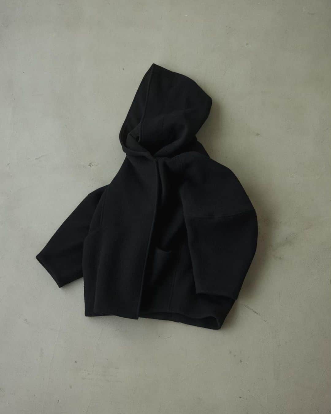 BLACK BY MOUSSYさんのインスタグラム写真 - (BLACK BY MOUSSYInstagram)「Now on sale ☑︎ hood wool coat color：L/BEG,BRN,BLK size：FREE price：¥46,200( tax in )  フード付きでコクーンシルエットのウールコート。 首回りはフードでボリュームもあり、ボタンもあるので寒さも防げるようにな仕様になっています。 袖はやや丸みを帯びて、着丈も短すぎず長すぎなく、身長を選ばずとても着やすく、おすすめウールコート。 キレイ目なウールコートを探されている方におすすめアイテムです。  LUMINE新宿店 03-5909-1125 LUMINE横浜店 045-444-0508 ㅤㅤㅤㅤㅤㅤㅤㅤㅤㅤㅤㅤㅤ #blkby#blackbymoussy」10月14日 11時53分 - blackbymoussy_official