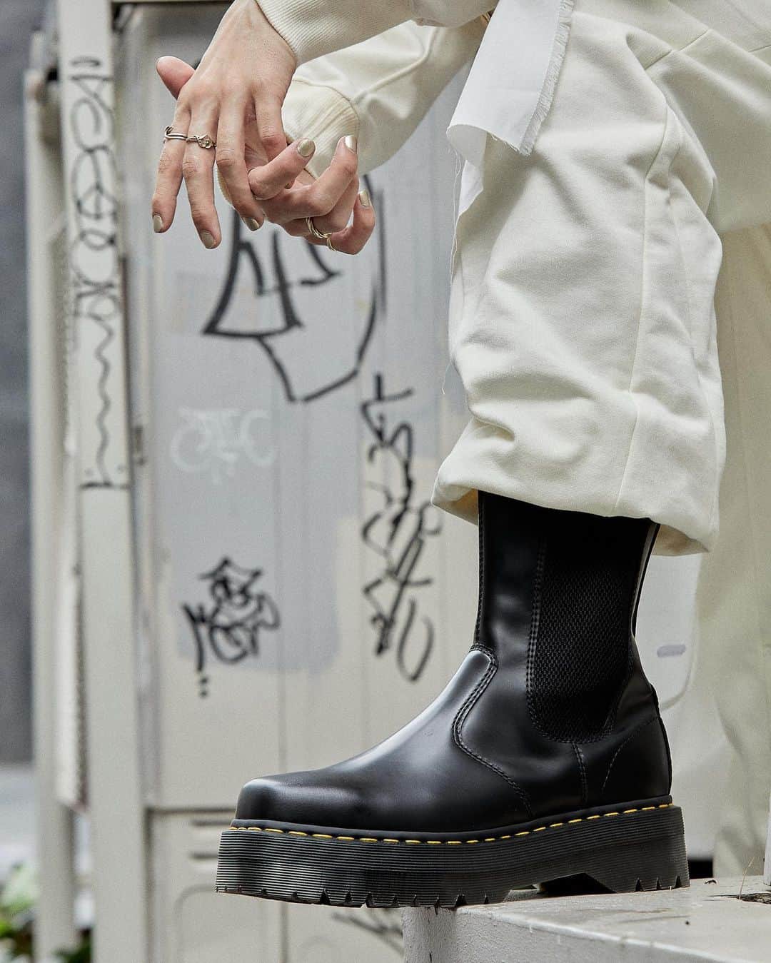 Aile the Shotaさんのインスタグラム写真 - (Aile the ShotaInstagram)「.  -TOKIO LIFE-   @drmartens_japan   #AileTheShota  #drmartens   styling / @ryoto_nkym   #WEAREMADESTRONG   https://hypebeast.com/jp/2023/10/dr-martens-made-strong-new-campaign-snap-photo」10月14日 12時15分 - lethe_shota