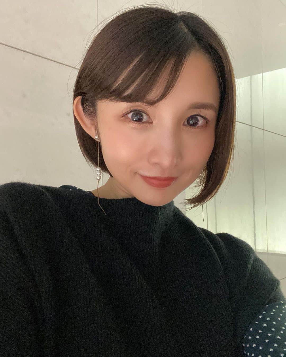 尾崎ナナのインスタグラム：「秋ですね🍁 窓を開けていると、金木犀の香りがして癒されています☺️✨  東京中央美容外科渋谷東口院（ @tcb.shibuyahigashi ）で #tcb式小顔美肌再生 を受けてから1ヶ月が経ちました😎 フェイスラインがシュッとしてたるみが気にならなくなりました😍 肌の調子もとっても良いです👍 本当に受けて良かった‼️  倉島先生（ @tcb_kurashima_futae ）ありがとうございました😊✨  #東京中央美容外科#東京#渋谷#糸リフト#小顔整形」