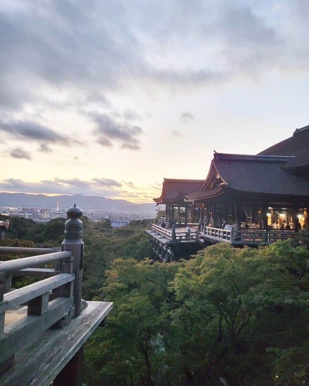 三喜本惠美のインスタグラム：「・ ホテルの中で過ごすのが好きですが 京都では久しぶりに観光を楽しんでみました♪  30年ぶり？の夕暮れの清水寺 約1250年前に開創されたそうで 境内には国宝と重要文化財を含む30以上の堂塔伽藍が建ち並んでいるそうです。 子連れですと全く落ち着いて見れませんでしたが💦 パパさんおんぶお疲れ様でした🙇‍♀️  八坂神社の出店では七味山椒を頂いたり  京都御所をお散歩  漬け物→柚子味噌→お茶→湯葉 と、老舗をレンタカーでまわり 京都を満喫して来ました♪ 老舗の方の所作や物腰の柔らかさに 一番京都を感じました🍁  それにしても 滋賀県と京都がこんなに近いとは 次回は京都に宿泊して 琵琶湖までドライブも良いかも～」