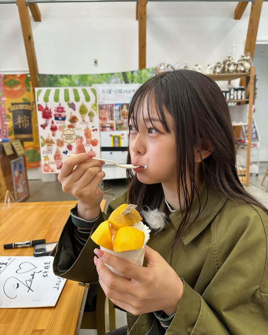 やのぱん（矢野ひろし）さんのインスタグラム写真 - (やのぱん（矢野ひろし）Instagram)「女子高生タレント 大平萌笑ちゃんと！！  フレッシュなパワーに フレッシュなフルーツ、名物のパフェを ミニサイズで、いただいたよー*\(^o^)/*  道の駅 くしがきの里 この時期の贅沢！  柿がホンマに美味しい😋  #くしがきの里  #柿　#パフェ　#美味しい　#道の駅　#道の駅グルメ」10月14日 11時59分 - yanopan1103