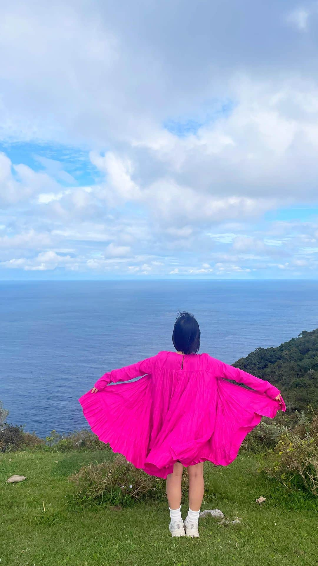 近藤夏子のインスタグラム：「隠岐島trip 〜西ノ島編〜 世界中の人が行くべきスポットです🙋‍♀️まじで🙋‍♀️本当に🙋‍♀️  正直日本でNo. 1の景色だと思う✨✨✨✨ 動画や写真じゃ伝えきれないの！！！！！！ 牛さんやお馬さんも当たり前のように暮らしてて、本当最高💗 🌏地球を感じられる🌏 あー、ここに生きてるんだなぁー あー、地球って丸いんだなー あー、幸せだなー って何回もいいため息ついちゃう😮‍💨✨ なかなか辿り着くまでが大変なのだけど、それでも本に心の底からオススメできます🫶 観光船で海から島を眺めたり洞窟の中入るのも次はやってみたいなぁ🤤  ※今回の最高景色がどこからの眺めかはハッシュタグ見てください😘  #隠岐の島 #隠岐島 #西ノ島 #島前 #赤尾展望台 #摩天崖 #摩天崖遊歩道 #隠岐国賀海岸 #通天橋 #遣島使 #島根県観光大使 #近藤夏子の島根っここ行きんさい」