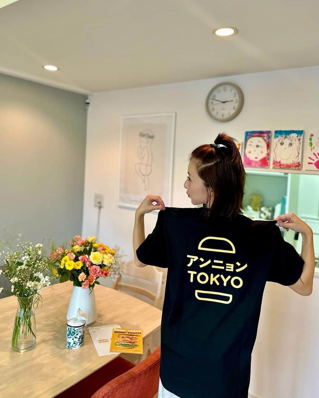 水野佐彩のインスタグラム：「・ 안녕 도쿄🗼🫰🏻🍔🍖  @momstouch.jp  韓国No.1バーガー＆チキンブランドの マムズタッチから招待状が😍🍔  なんと渋谷で初のPOPUPをするそう❣️ 10/20-11/9の期間限定だよ🗣️🍔🌈  オーダー受けてから作るスタイルで 作りたてを食べられるんだって❤️ まだ韓国に行けない私としては このPOPUPはすっごく嬉しい❣️ 맛있겠다😋  #MOMSTOUCH  #マムズタッチ」