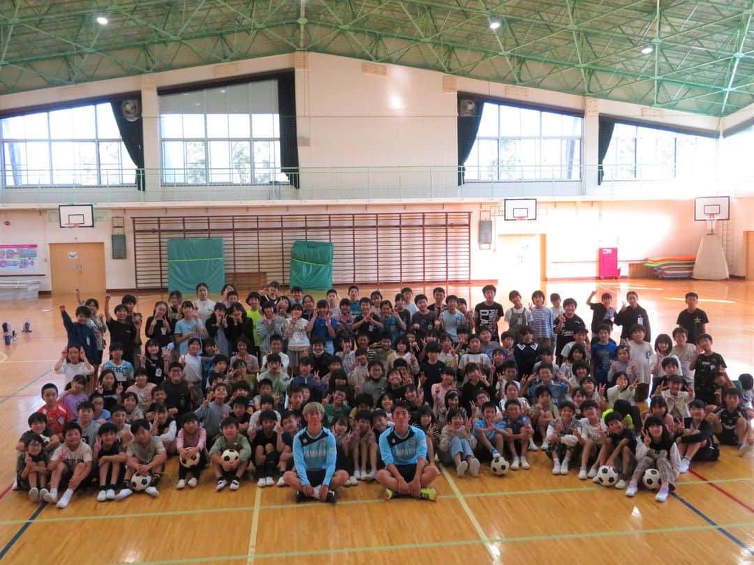 ジュビロ磐田さんのインスタグラム写真 - (ジュビロ磐田Instagram)「🏫#磐田市 小学校訪問レポート🏫  #鹿沼直生 選手・ #針谷岳晃 選手が訪れたのは磐田北小学校。 リフティング対決やドリブルリレーでプロの技を披露しました✨  #シャレン  @iwatacity_official  @sensyukai.jubilo」10月14日 12時03分 - jubiloiwata.official