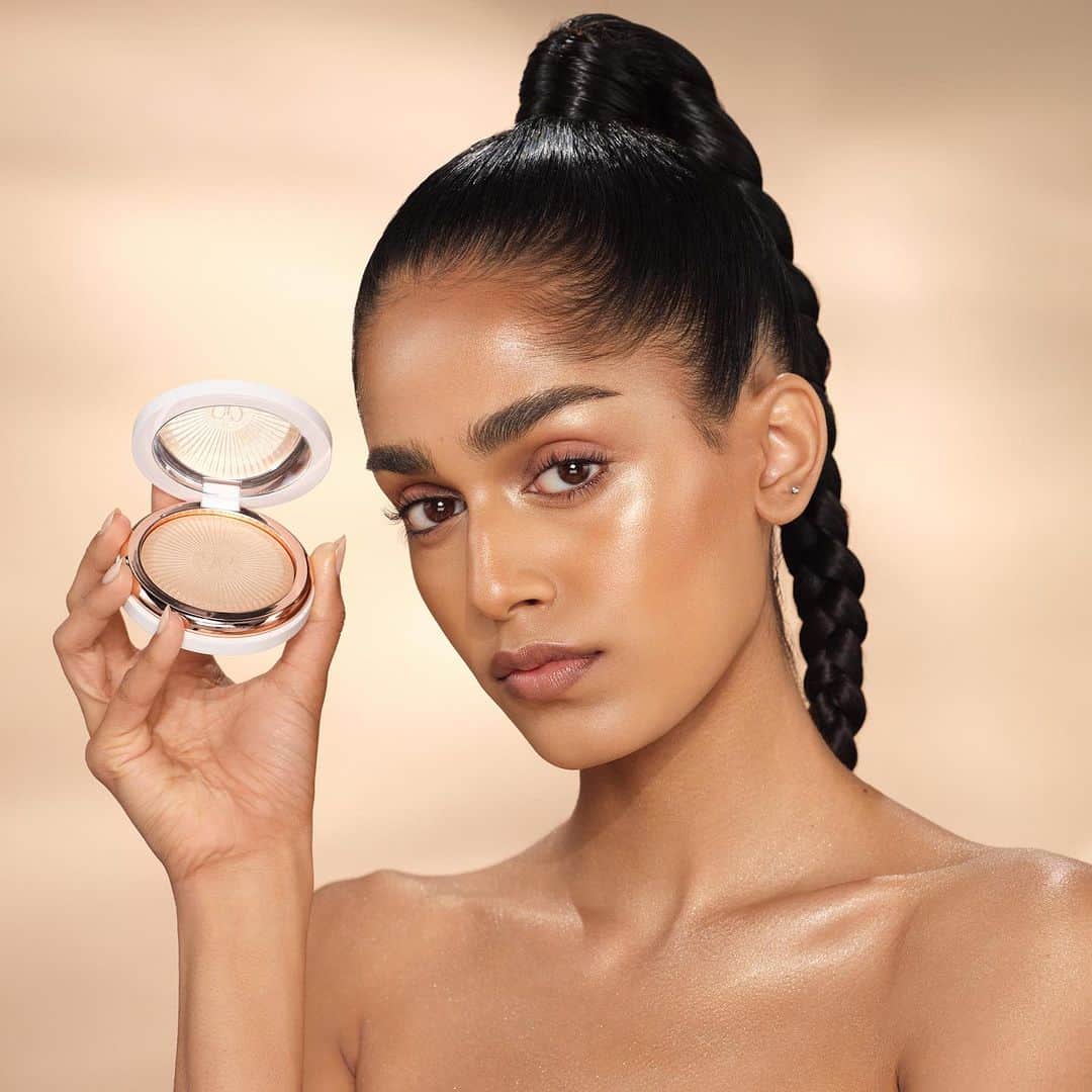 Anastasia Beverly Hillsのインスタグラム：「Champagne gold glow that's smoother than silk 😮‍💨🌟 Glow from head to toe with Glow Seeker, now available on the @sephora app ❤️‍🔥  #AnastasiaBeverlyHills」