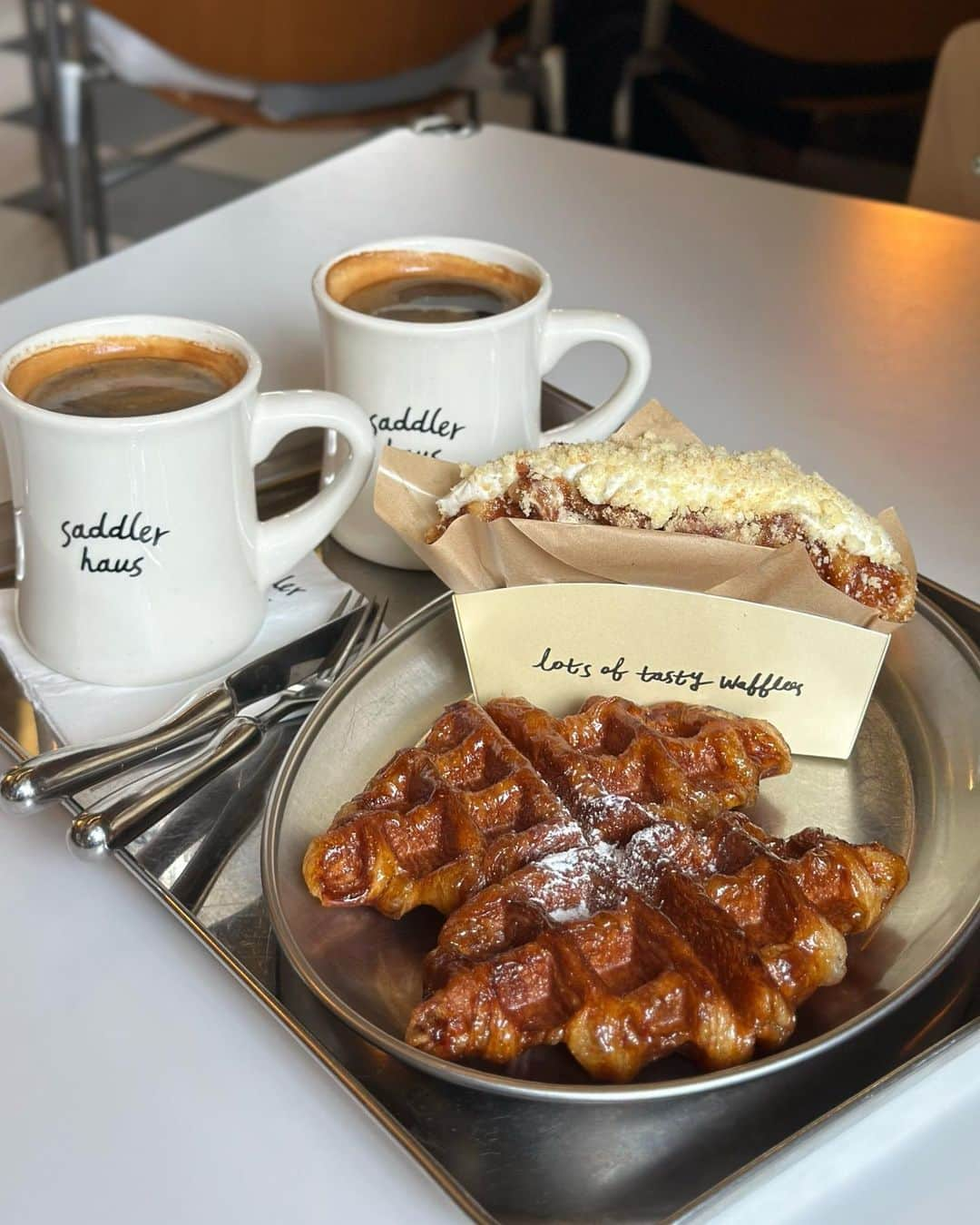 黒田麻理耶のインスタグラム：「🇰🇷🥐🧇 . 新沙洞にあるクロッフル専門店「Saddler Haus」✨ クロッフル(クロワッサン＋ワッフル)が大好きだから このお店たまらなかった〜😍❤️ . ■クロッフル プレーン □クリームサンド ミルクカヤ ■ホットコーヒー×2 . 外はカリッと、中はもっちり🥐🧇 もう本当に美味しかった😍 . クリームサンドはミルククリームたっぷりだけど、 甘過ぎなくてこれまた美味しいぃぃぃ😆🧡 お会計は約2,500円でした💴 . #SaddlerHaus  #새들러하우스 #新沙洞  #韓国  #韓国スイーツ #韓国カフェ  #韓国グルメ  #韓国クロッフル #韓国旅行  #まりさと旅行  #mariyagourmet」