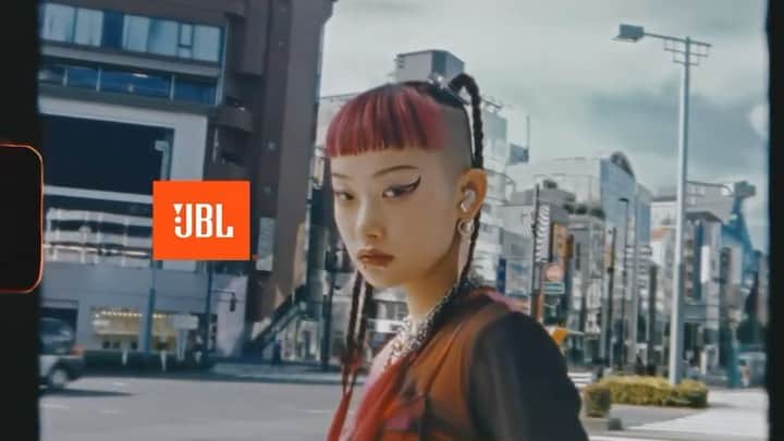 詩羽のインスタグラム：「. 【 @jbl_japan 】JBL「音楽、最高ッ! 」キャンペーン‼️  水曜日のカンパネラ10/18(水)にリリースの新曲「聖徳太子」の流れるCMが公開中🕺🎶  最近 音楽がさらにスキになりました。☀︎ 金木犀の香りがしてきたね 秋も好きなものを大事に抱えて生きていこうな〜」