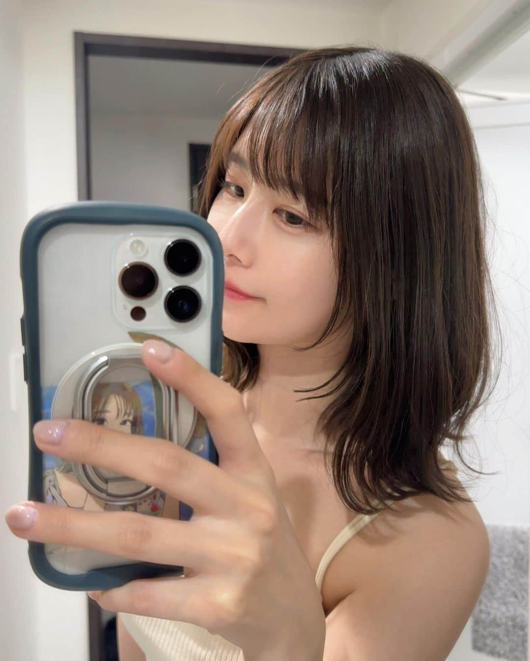 有村藍里さんのインスタグラム写真 - (有村藍里Instagram)「最近、髪が伸びてきたのでヘアスタイリングを楽しんでます☕️  スルレのオイルを毛先中心に髪全体へ、ペタッとなりやすい前髪にはミルクタイプを少量馴染ませてからストレートアイロンでキープしたい形に仕上げます。  (アイロン前のプレケアアイテムです!)  1枚目がスタイリングしたての写真📷 2枚目は1日の終わり。  髪にツヤがでて触り心地はさらさら。美容院へ行った帰りのようなスタイリングを1日中しっかりキープしてくれました。  私の髪はスタイリングが崩れやすいので、ここまでいい感じにキープされてるのはすごい( ¨̮ )︎︎  ホワイトティーの柔らかい香りが 一日中ふんわり続きます。いい香り🌼  旅行にも絶対持って行こうっと。 @su_ru_resurure  #PR #SURURE #スルレ #ロックオイル #ロックミルク」10月14日 12時20分 - arimuraairi