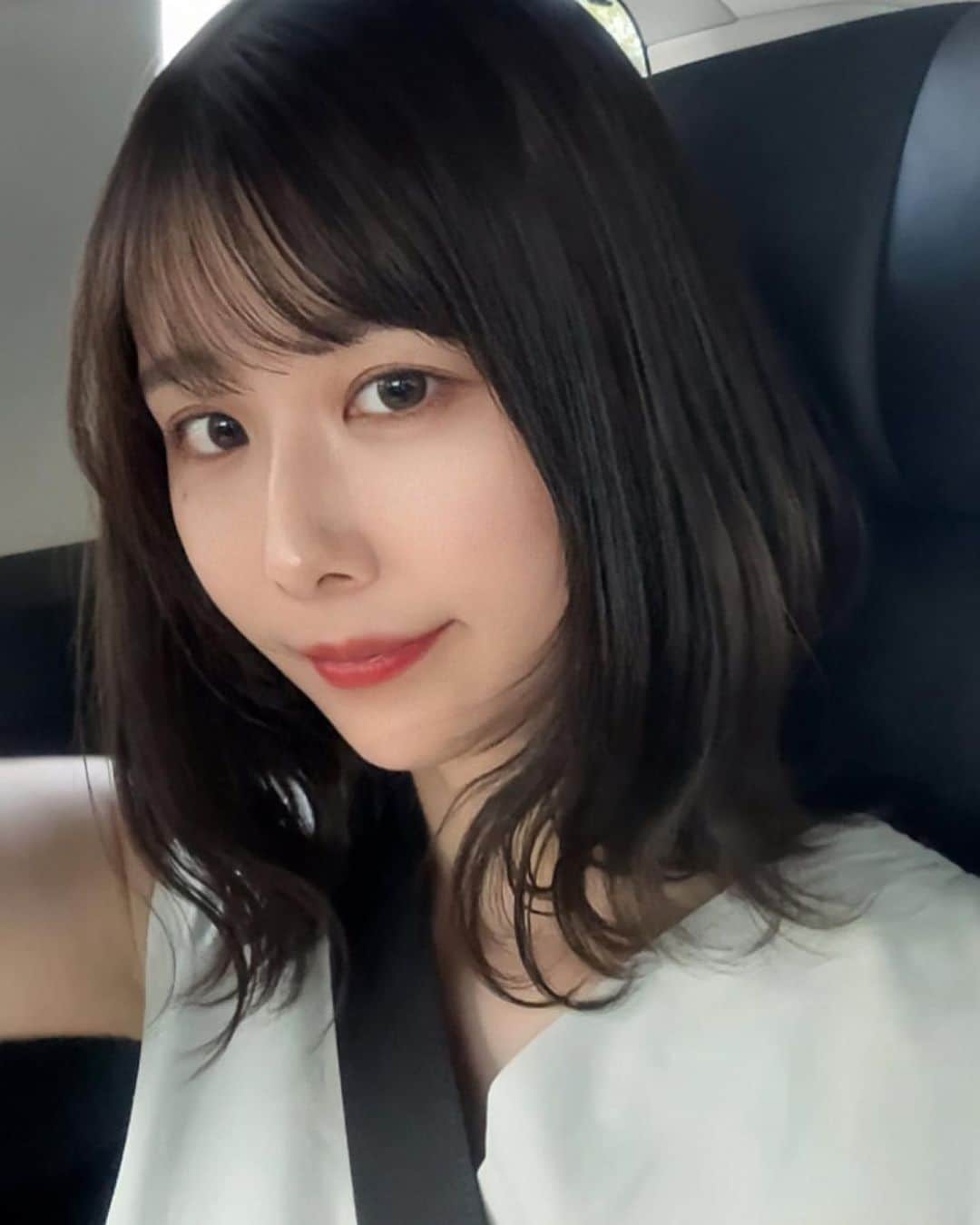 有村藍里のインスタグラム：「最近、髪が伸びてきたのでヘアスタイリングを楽しんでます☕️  スルレのオイルを毛先中心に髪全体へ、ペタッとなりやすい前髪にはミルクタイプを少量馴染ませてからストレートアイロンでキープしたい形に仕上げます。  (アイロン前のプレケアアイテムです!)  1枚目がスタイリングしたての写真📷 2枚目は1日の終わり。  髪にツヤがでて触り心地はさらさら。美容院へ行った帰りのようなスタイリングを1日中しっかりキープしてくれました。  私の髪はスタイリングが崩れやすいので、ここまでいい感じにキープされてるのはすごい( ¨̮ )︎︎  ホワイトティーの柔らかい香りが 一日中ふんわり続きます。いい香り🌼  旅行にも絶対持って行こうっと。 @su_ru_resurure  #PR #SURURE #スルレ #ロックオイル #ロックミルク」