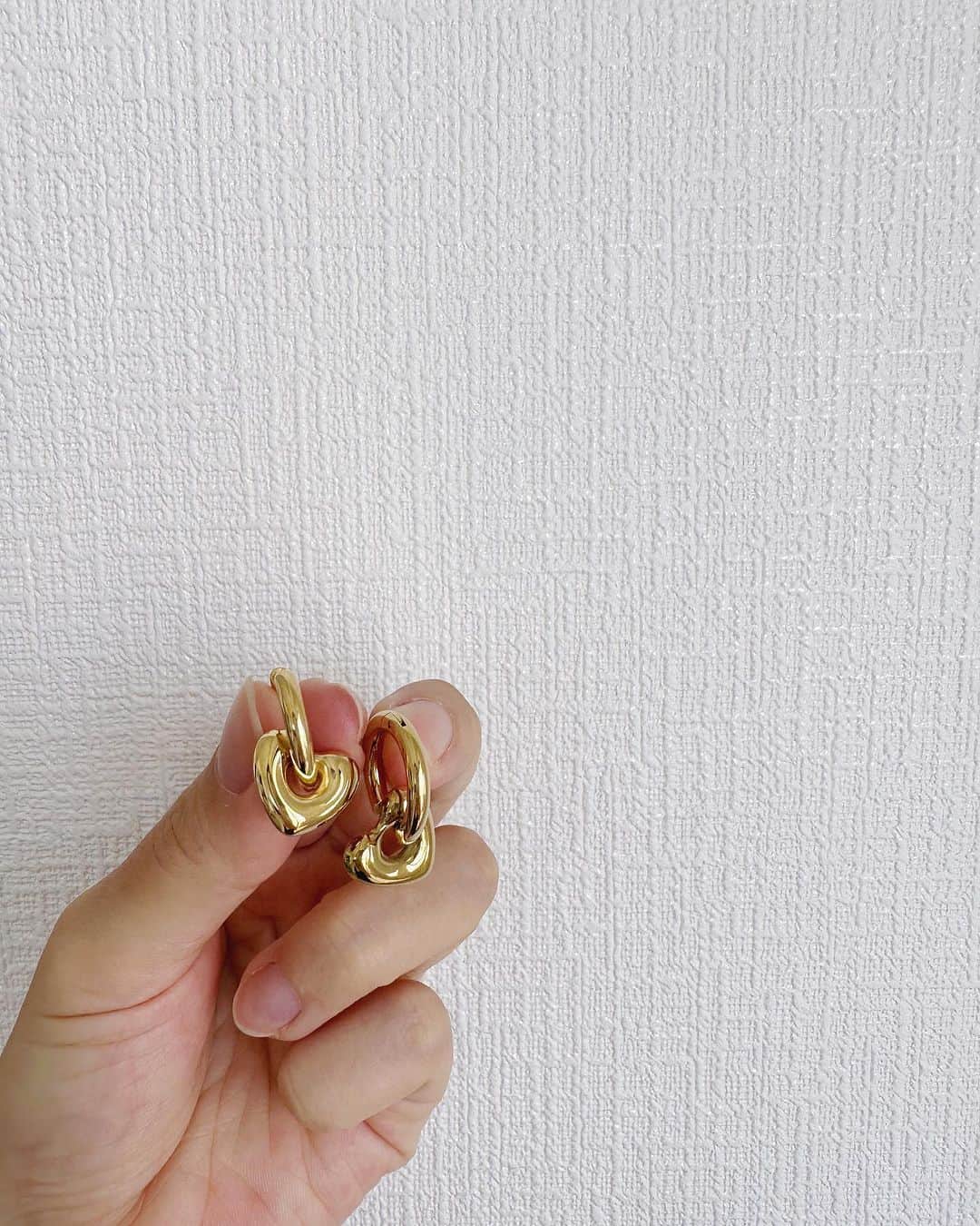 鈴木あやのインスタグラム：「久しぶりに一目惚れしたピアス💛 InstagramのPRストーリーズに何回も出てきて買った…🤣💓💦 AIに好みがバレてる。恐ろしい🫣笑」