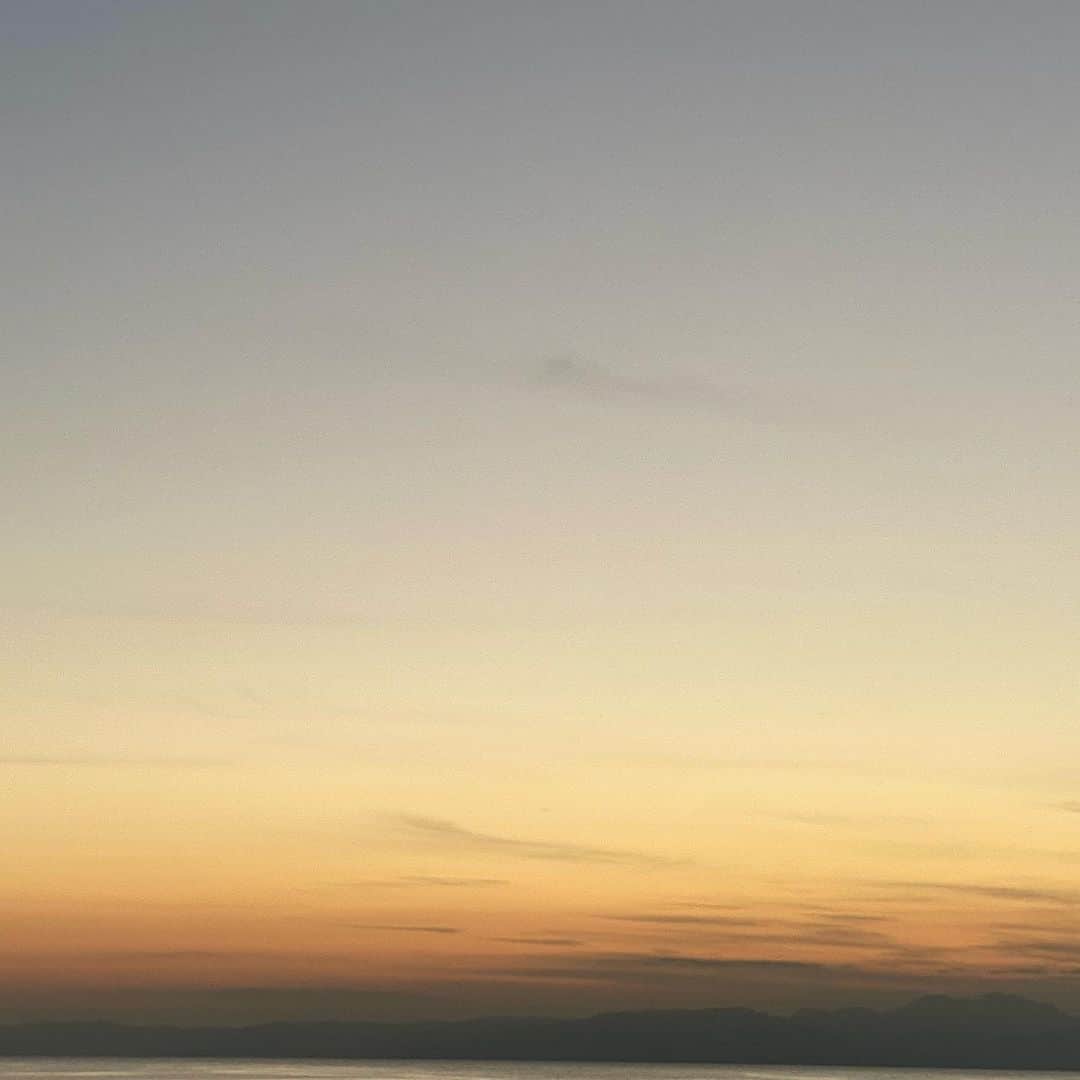 青山有紀さんのインスタグラム写真 - (青山有紀Instagram)「葉山の森戸大明神でみた夕陽。 光の道が美しかった🙏✨」10月14日 12時21分 - yukiaoya