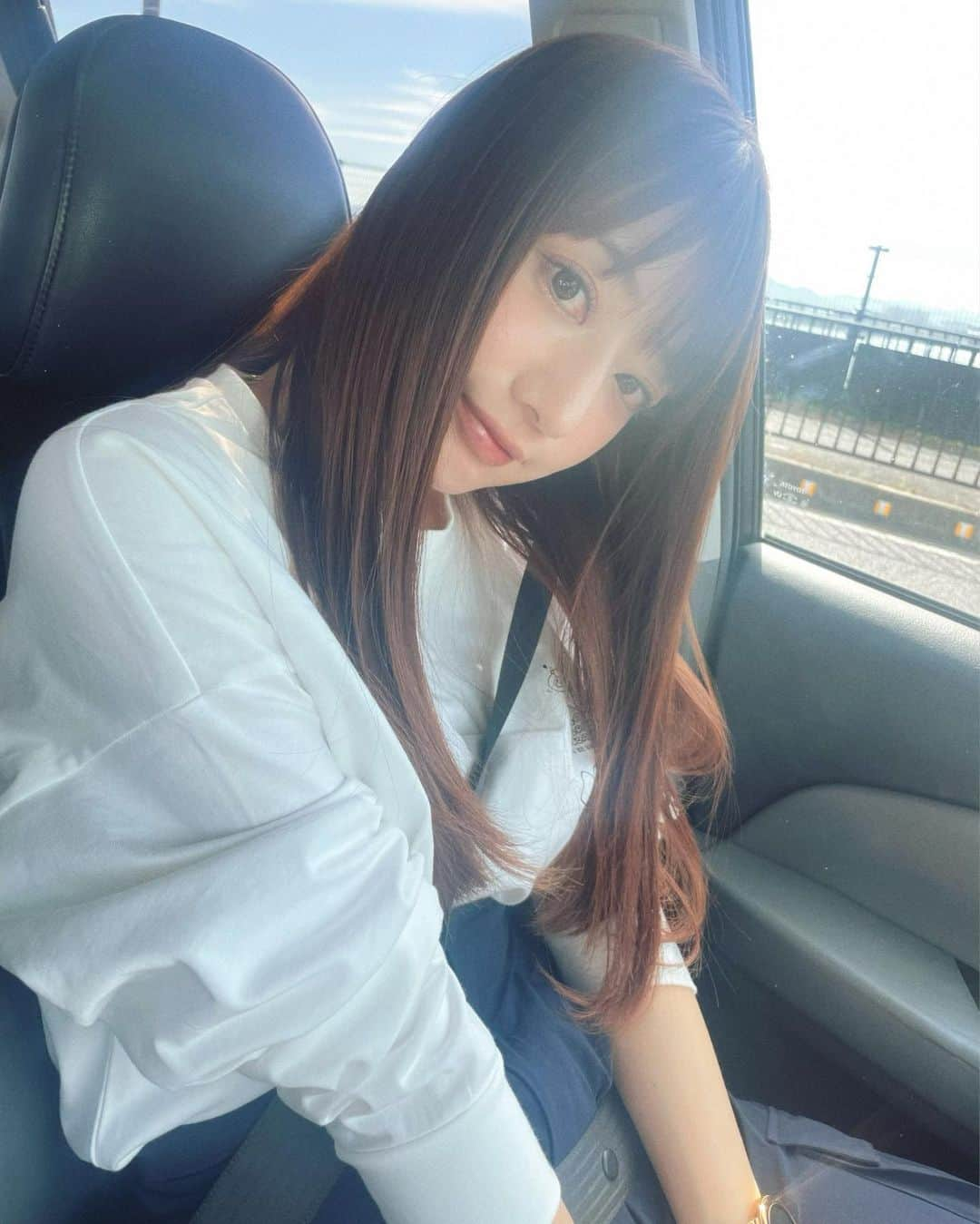 池田愛恵里さんのインスタグラム写真 - (池田愛恵里Instagram)「お天気が良かったので、DIVERの本番終わりに湖岸をドライブしてカフェしました🍹🤍 ラジオもたくさん笑わせてもらって、楽しい１日でした☺️ 生放送の中で何度か話題に上がってたいまの前髪載せときます☝️笑」10月14日 12時24分 - ikeda_aeri