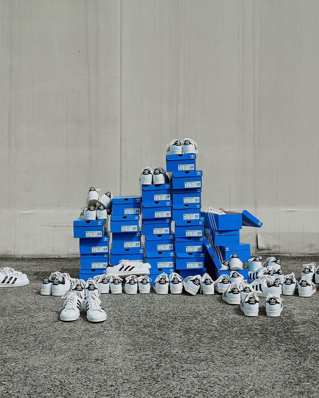 JOURNAL STANDARDさんのインスタグラム写真 - (JOURNAL STANDARDInstagram)「SUPERSTAR LUX by adidas Originals  三つ葉を意味するトレフォイルロゴ、象徴的なシェルトゥ、サイドにあしらわれたスリーストライプス。 これらを纏ったadidas Originalsが誇る名作スニーカー「SUPERSTAR」は誕生から50年以上が経ったいまもなお、色褪せることなく様々なカルチャーと蜜月な関係を築き上げている。 そんな意匠を今季のJOURNAL STANDARDとJOURNAL STANDARD relumeは、オールレザー仕様に昇華。 確かな軌跡を辿ったクラシックを、現代的なフィルターを通してアップデートすることで、よりラグジュアリーな趣きに。 時代のコンテクストと呼応しながら、常に進化し続ける「SUPERSTAR」は我々のオーセンティックと言っても過言ではないだろう。  ▼link https://baycrews.jp/feature/detail/10003  @adidasoriginals  ------------------------------  Styling&Direction_Ryota Yamada Photo_Masaya Tanaka【TRON management】 Movie_Naohiro Ohashi Hair_Yusuke Morioka【eight peace】 Make-up_Kie Kiyohara【beauty direction】 Edit_Ryotaro Miyazaki  ------------------------------  ■【ADIDAS/アディダス】SUPERSTAR LUX JS EXCLUSIVE ¥19,800 tax included No.23093410001730 size：22/22.5/23/23.5/24/24.5/25  ■【adidas Originals/ アディダス オリジナルス】SUPERSTAR LUX -予約- ¥19,800 tax included No.23093610006930 size：25.5/26/26.5/27/27.5/28/28.5/29  ------------------------------  #baycrews #journalstandard #2023AW #adidasOriginals #ジャーナルスタンダード #ベイクルーズ #アディダスオリジナル」10月14日 12時30分 - journalstandard.jp