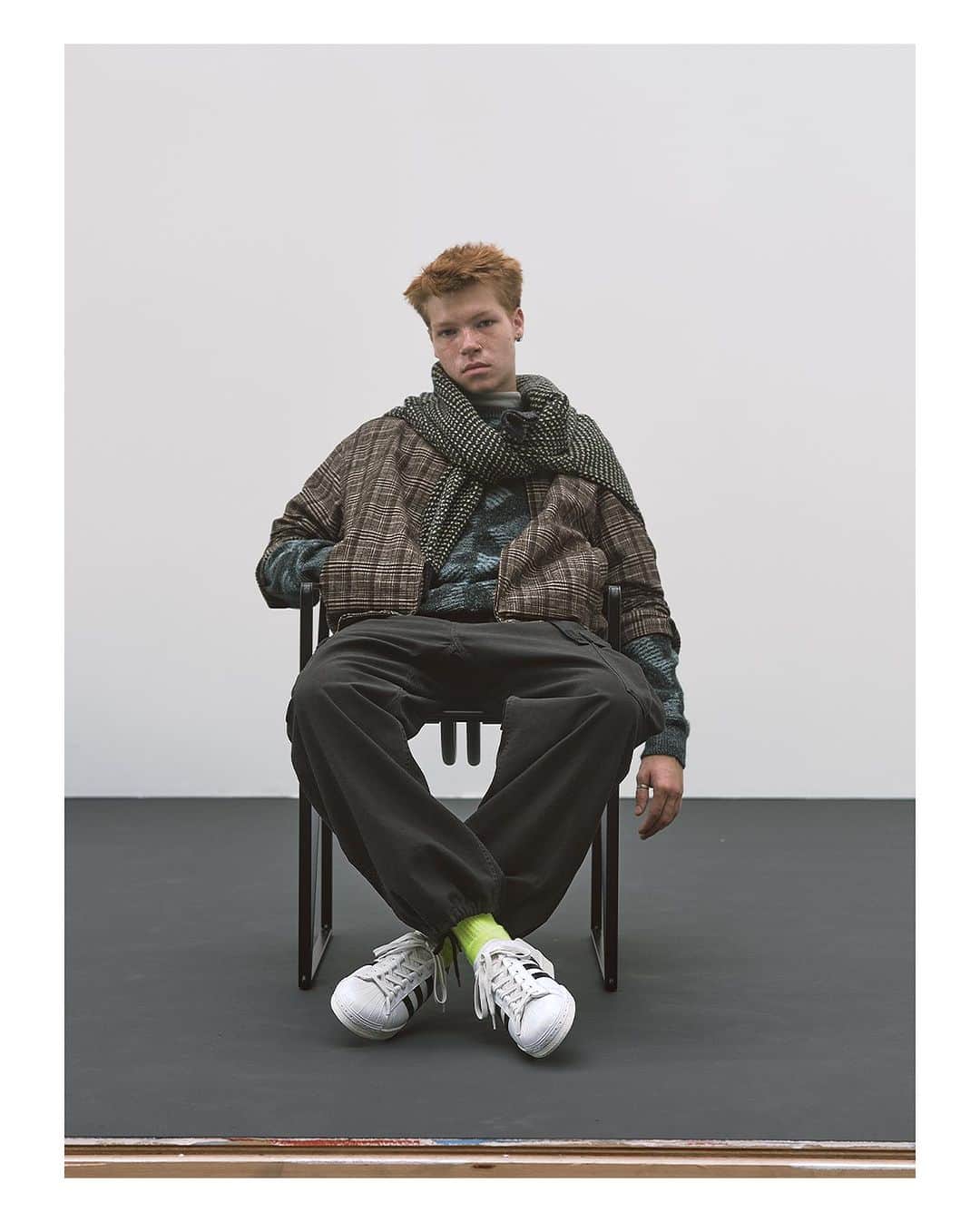 JOURNAL STANDARDさんのインスタグラム写真 - (JOURNAL STANDARDInstagram)「SUPERSTAR LUX by adidas Originals  三つ葉を意味するトレフォイルロゴ、象徴的なシェルトゥ、サイドにあしらわれたスリーストライプス。 これらを纏ったadidas Originalsが誇る名作スニーカー「SUPERSTAR」は誕生から50年以上が経ったいまもなお、色褪せることなく様々なカルチャーと蜜月な関係を築き上げている。 そんな意匠を今季のJOURNAL STANDARDとJOURNAL STANDARD relumeは、オールレザー仕様に昇華。 確かな軌跡を辿ったクラシックを、現代的なフィルターを通してアップデートすることで、よりラグジュアリーな趣きに。 時代のコンテクストと呼応しながら、常に進化し続ける「SUPERSTAR」は我々のオーセンティックと言っても過言ではないだろう。  ▼link https://baycrews.jp/feature/detail/10003  @adidasoriginals  ------------------------------  Styling&Direction_Ryota Yamada Photo_Masaya Tanaka【TRON management】 Movie_Naohiro Ohashi Hair_Yusuke Morioka【eight peace】 Make-up_Kie Kiyohara【beauty direction】 Edit_Ryotaro Miyazaki  ------------------------------  ■【ADIDAS/アディダス】SUPERSTAR LUX JS EXCLUSIVE ¥19,800 tax included No.23093410001730 size：22/22.5/23/23.5/24/24.5/25  ■【adidas Originals/ アディダス オリジナルス】SUPERSTAR LUX -予約- ¥19,800 tax included No.23093610006930 size：25.5/26/26.5/27/27.5/28/28.5/29  ------------------------------  #baycrews #journalstandard #2023AW #adidasOriginals #ジャーナルスタンダード #ベイクルーズ #アディダスオリジナル」10月14日 12時30分 - journalstandard.jp