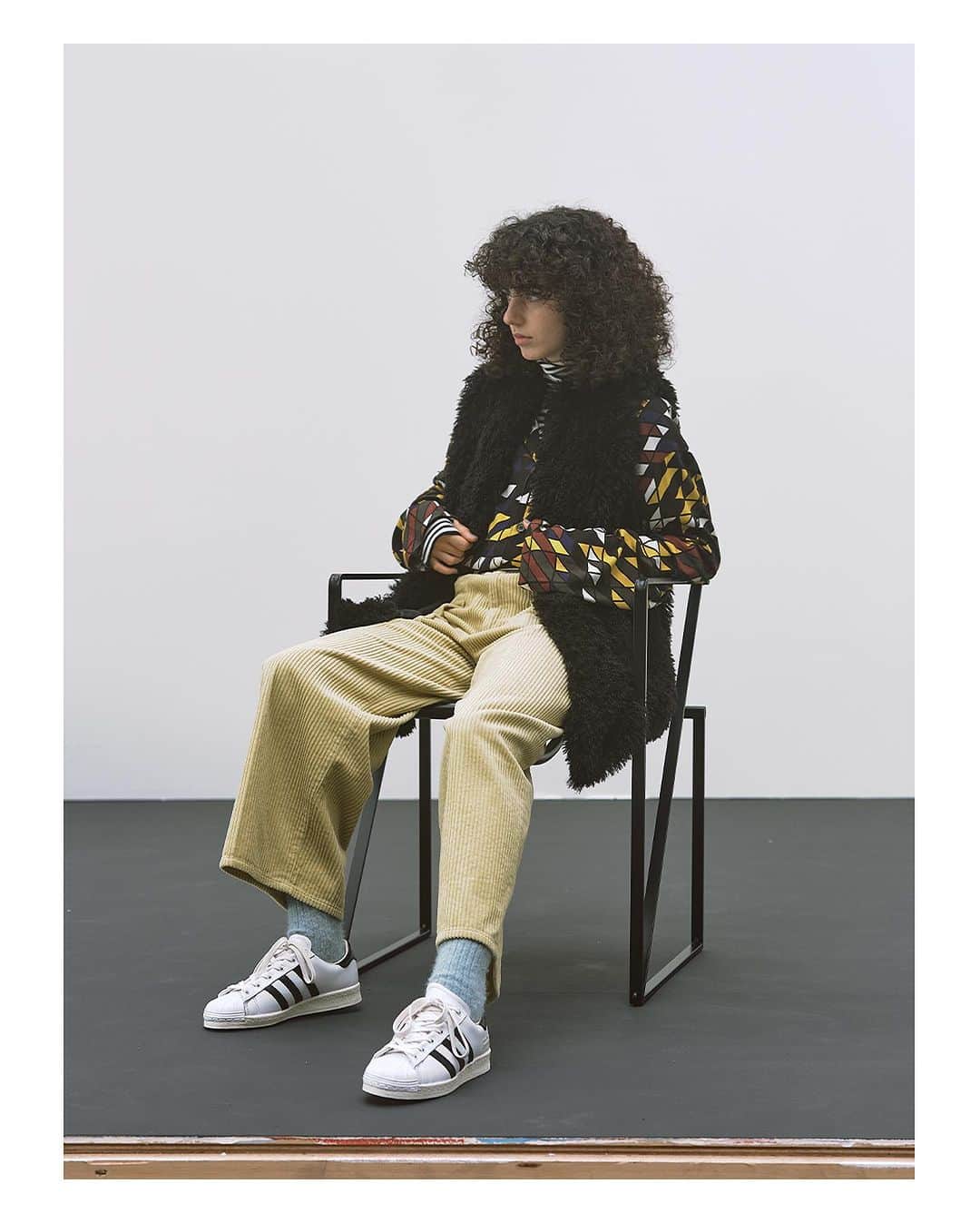 JOURNAL STANDARDさんのインスタグラム写真 - (JOURNAL STANDARDInstagram)「SUPERSTAR LUX by adidas Originals  三つ葉を意味するトレフォイルロゴ、象徴的なシェルトゥ、サイドにあしらわれたスリーストライプス。 これらを纏ったadidas Originalsが誇る名作スニーカー「SUPERSTAR」は誕生から50年以上が経ったいまもなお、色褪せることなく様々なカルチャーと蜜月な関係を築き上げている。 そんな意匠を今季のJOURNAL STANDARDとJOURNAL STANDARD relumeは、オールレザー仕様に昇華。 確かな軌跡を辿ったクラシックを、現代的なフィルターを通してアップデートすることで、よりラグジュアリーな趣きに。 時代のコンテクストと呼応しながら、常に進化し続ける「SUPERSTAR」は我々のオーセンティックと言っても過言ではないだろう。  ▼link https://baycrews.jp/feature/detail/10003  @adidasoriginals  ------------------------------  Styling&Direction_Ryota Yamada Photo_Masaya Tanaka【TRON management】 Movie_Naohiro Ohashi Hair_Yusuke Morioka【eight peace】 Make-up_Kie Kiyohara【beauty direction】 Edit_Ryotaro Miyazaki  ------------------------------  ■【ADIDAS/アディダス】SUPERSTAR LUX JS EXCLUSIVE ¥19,800 tax included No.23093410001730 size：22/22.5/23/23.5/24/24.5/25  ■【adidas Originals/ アディダス オリジナルス】SUPERSTAR LUX -予約- ¥19,800 tax included No.23093610006930 size：25.5/26/26.5/27/27.5/28/28.5/29  ------------------------------  #baycrews #journalstandard #2023AW #adidasOriginals #ジャーナルスタンダード #ベイクルーズ #アディダスオリジナル」10月14日 12時30分 - journalstandard.jp