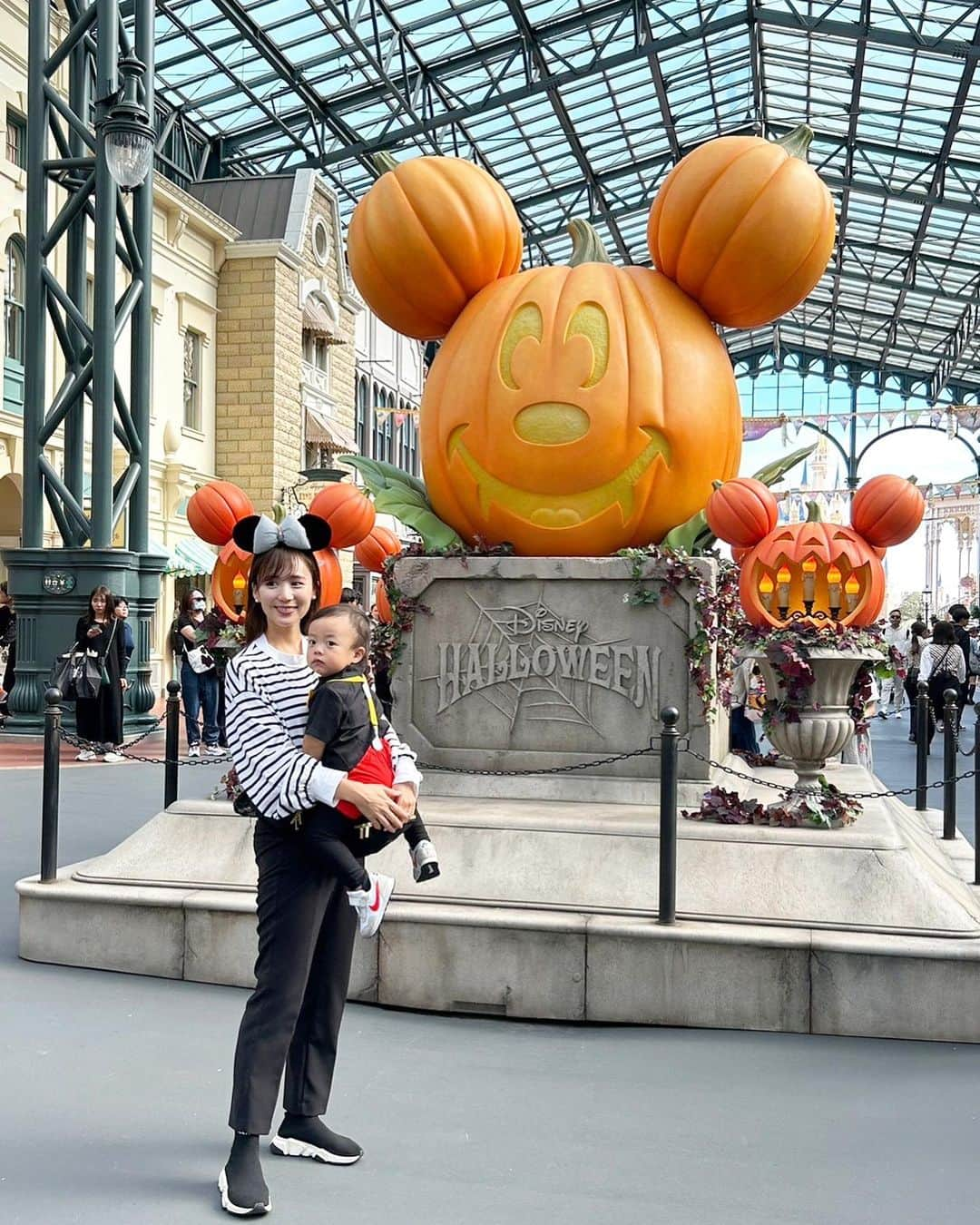 宮内ひかるさんのインスタグラム写真 - (宮内ひかるInstagram)「Halloween Disney 🎃  思い出全部残したいけど とりあえずとり急ぎ❤️  #ディズニーランド #子連れディズニー」10月14日 12時32分 - hii1102