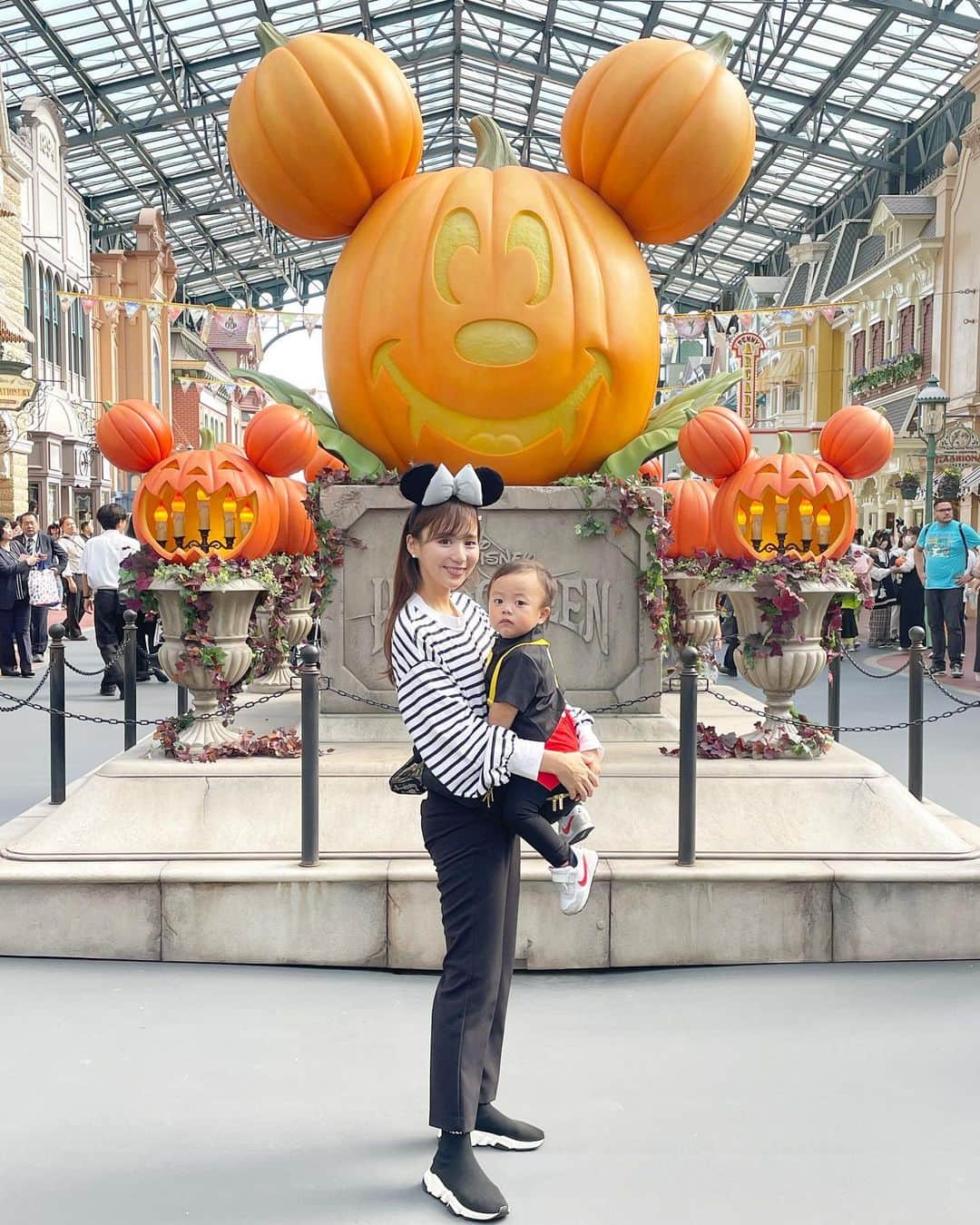 宮内ひかるのインスタグラム：「Halloween Disney 🎃  思い出全部残したいけど とりあえずとり急ぎ❤️  #ディズニーランド #子連れディズニー」