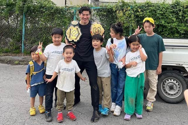 江幡塁さんのインスタグラム写真 - (江幡塁Instagram)「2023年秋の収穫祭@那須町 のイベントには子供達も参加していました。  普段食べているお米がどうやってできているのか。  作っている人の顔を見て、想いをきいて。  稲刈り、収穫を体験して 日本の主食であるお米にまつわる日本の文化を体験することができたこのイベント。  豊作の感謝の意を込めて、キックボクシングを通して和太鼓の演奏と共に神楽を奉納させて頂きました。  子供達もチャンピオンベルトをみて大喜びしてくれて、  礼儀や尊重、感謝のある環境の中で『強さ』が育つことを感じてもらえら嬉しいです。  #江幡塁 #格闘家 #武道 #日本文化 #お米 #食育 #こども #教育 #和太鼓  今回のイベントを発足されました皆さん、素敵なイベントに関わらせて頂きありがとうございました。  @mother___jp  @taikolab_aoyama  @nasu_musume  @okasaya  @a87.1225  @rikachan_728  @kazki615  @k.atsushi96」10月14日 12時33分 - ruiebata