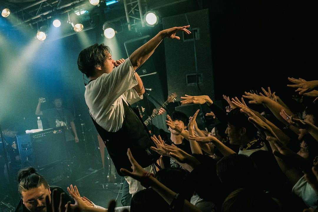 AG（エイジ）のインスタグラム：「大阪ありがとう ゼロ距離のREDLINE TOUR 最高でした 大阪熱いなー また大阪また来年1/30に帰ってきます✌️ 📷 by @seijiro243」