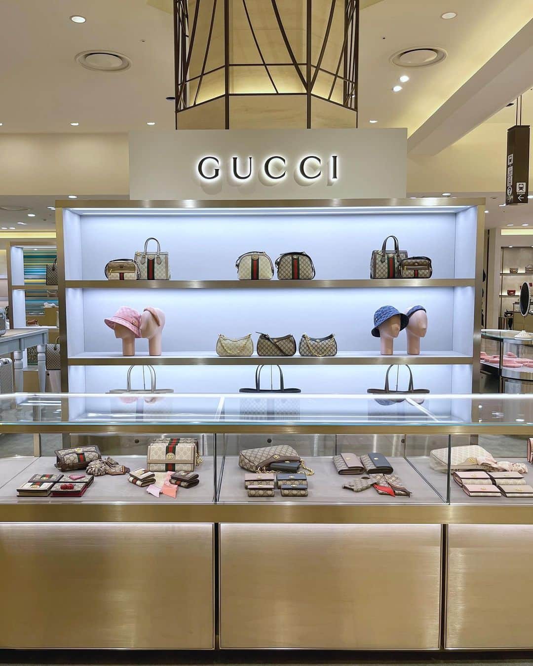 のインスタグラム：「. GUCCI RENEWAL OPEN At 1F GUCCI  10/13(金)1F「グッチアクセサリーショップ」がリニューアルオープンいたしました。 最新のデザインコンセプトによる空間に、多彩なウィメンズ＆メンズのバッグ、スカーフやアクセサリーを取り揃えております。 ぜひお立ち寄りのうえ、ごゆっくりとお買い物をお楽しみくださいませ。  #gucci #グッチ #hankyumode #hankyu #阪急うめだ本店 #阪急本店 #うめはん #ファッション」