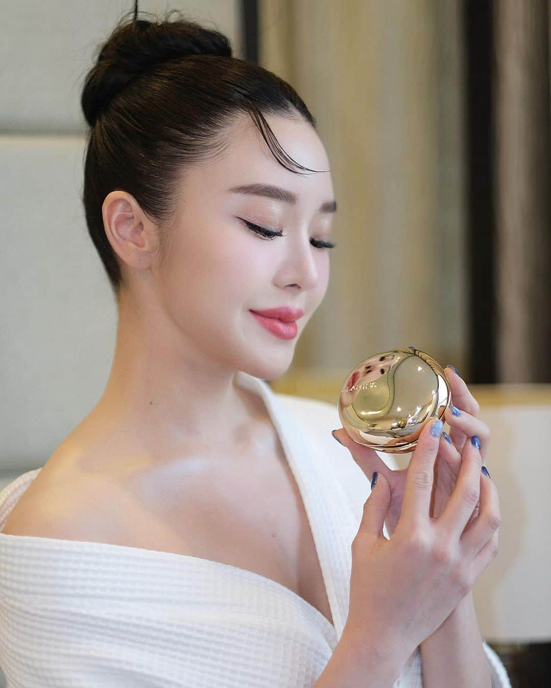 マーイ＝ナパサシ スラワンさんのインスタグラム写真 - (マーイ＝ナパサシ スラワンInstagram)「Clarins Precious - the truly exquisite and luxurious skincare range which delicately crafted from the rare Moonlight flower that blooms only once a year. 🌕✨   #AsRareAsYou #ClarinsPrecious #ทรงคุณค่าดุจเดียวกับคุณ #ClarinsTH」10月14日 12時44分 - mind_napasasi