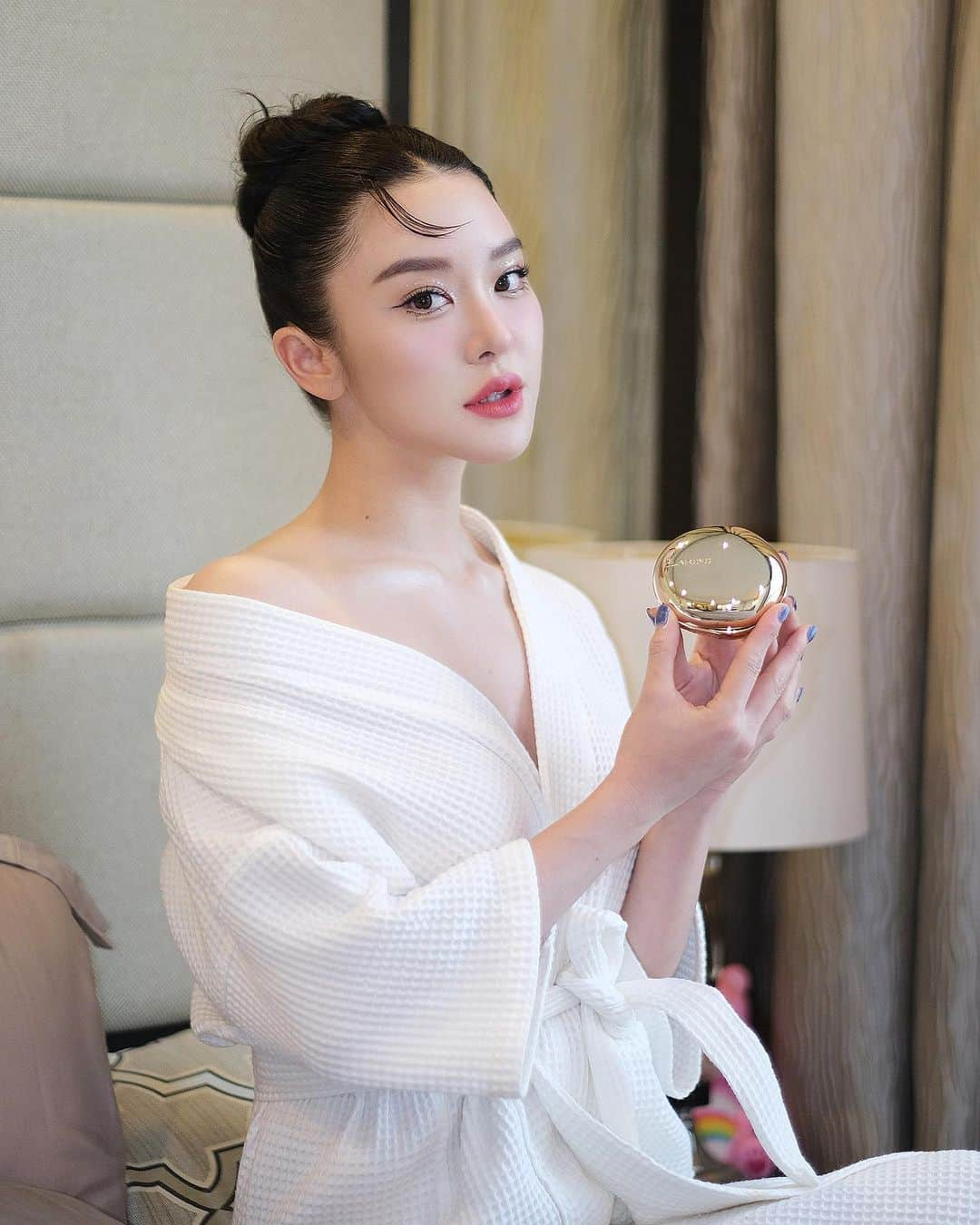 マーイ＝ナパサシ スラワンのインスタグラム：「Clarins Precious - the truly exquisite and luxurious skincare range which delicately crafted from the rare Moonlight flower that blooms only once a year. 🌕✨   #AsRareAsYou #ClarinsPrecious #ทรงคุณค่าดุจเดียวกับคุณ #ClarinsTH」