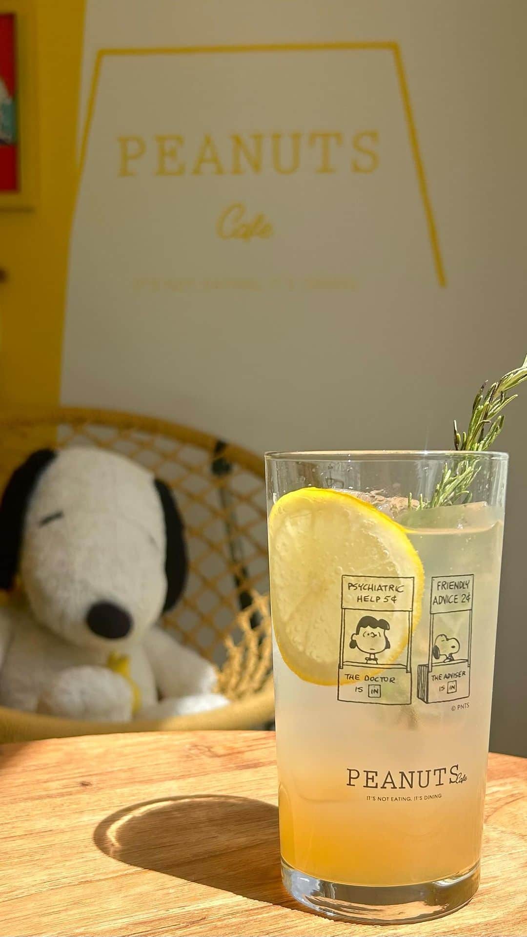 のインスタグラム：「PEANUTS Cafe定番のレモネードをおうちでもいかがでしょうか。  レモネードシロップは、ソーダやお水でスタンダードに割っても、アレンジしても美味しく召し上がれます。  スヌーピーとルーシーがデザインされた可愛いグラスでレモネードを作ってPEANUTS Cafeの気分を味わってみてください◎  ちょっとしたプレゼントにもおすすめです。  @peanutscafe_tokyo トップのリンクより、オンラインショップページでもお買い求めいただけます。」