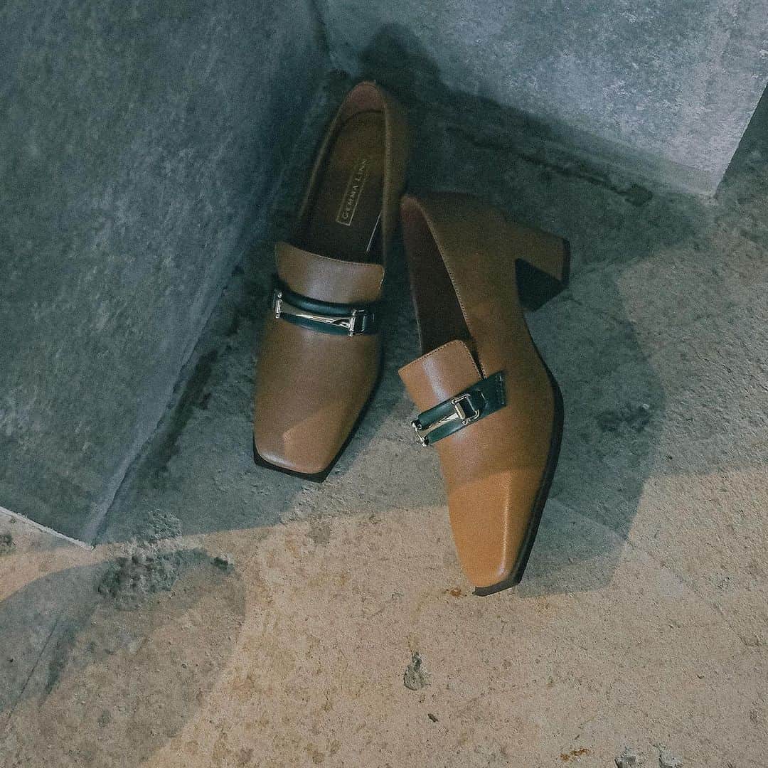 のインスタグラム：「⁡ - Daniella & GEMMA 2023 Fall & Winter Collection  Heel Loafers with Motif No.GE23109_Black.Beige  ■ONLINE STORE danigemma.com  ■店舗リスト 渋谷ヒカリエ3F 伊勢丹新宿店2F そごう横浜店B1F 京都高島屋2F  -  #daniellaandgemma#danigemma#shoes#fall#winter#collection#ダニエラアンドジェマ#ダニジェマ#秋#冬#コレクション」