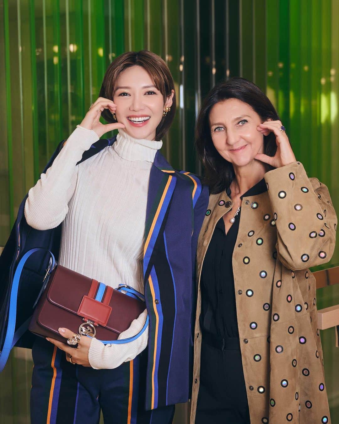 Elva Niさんのインスタグラム写真 - (Elva NiInstagram)「It makes me so hungry 🤤 when I see the #LongchampLePilage exclusive design inspired by #eggwaffle - Just for HongKong! I was so happy to meet with the Longchamp artistic director Sophine Delafontaine. Hope you enjoy the rest of your stay in HK! @Longchamp #LongchampHK #LongchampFW23」10月14日 13時06分 - misselvani