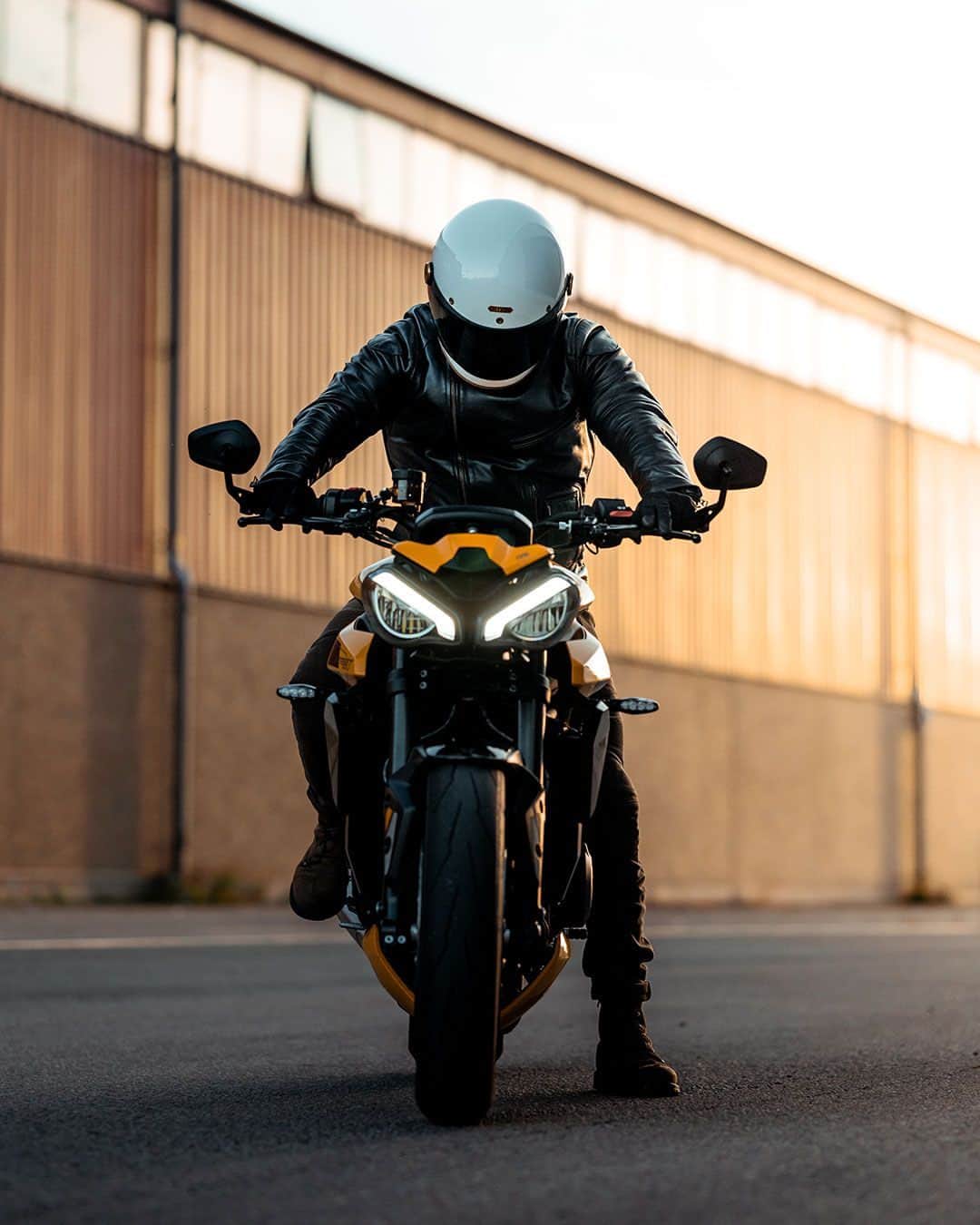 のインスタグラム：「Street Triple 765 RS - 大胆で個性的なモデル。⁣ ⁣ Credit: @gorm_moto⁣ ⁣ #StreetTriple765RS #トライアンフ #トライアンフはかっこいい #バイク #バイク好きな人と繋がりたい #バイクのある風景 #バイクが好きだ #バイク好き #バイク乗りと繋がりたい #理想のライドがそこにある #triumph #ForTheRide #OfficialTriumph #TirumphMotorcycles」