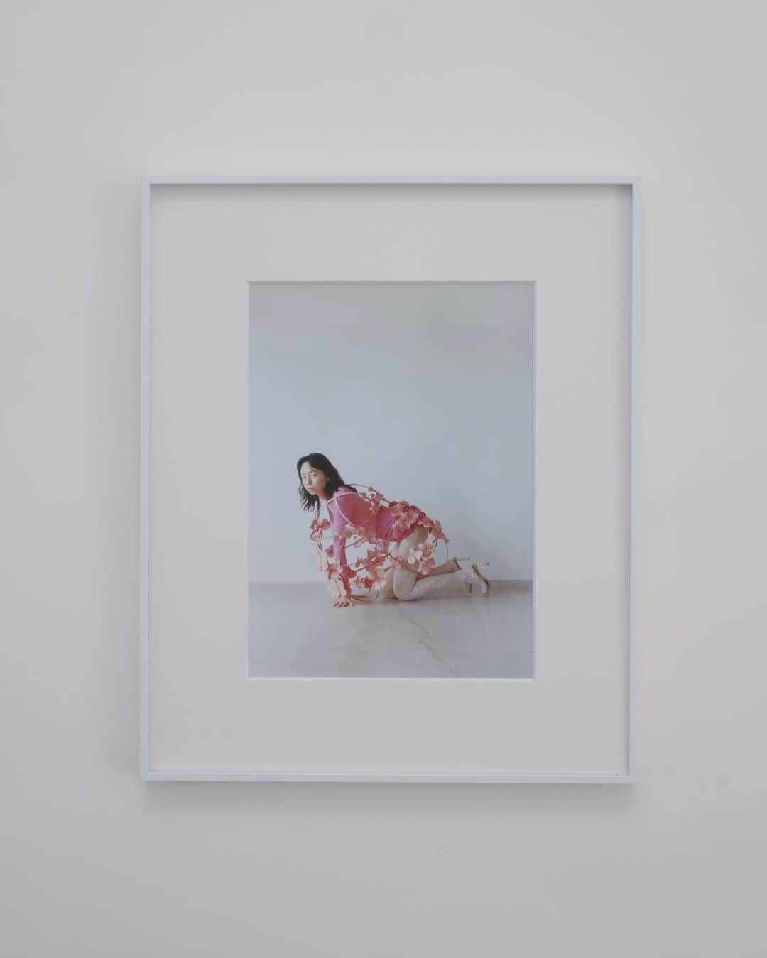 勝田里奈さんのインスタグラム写真 - (勝田里奈Instagram)「写真展「RINA KATSUTA PHOTO EXHIBITION FLOWERING」にて展示された額装写真作品のEC展開がスタート致しました🎞️  また、会場にて作品をご希望くださいました方々へ順次お手元に届き始めているようで、本当にありがとうございます。  最初で最後？かな？と感じるくらい、初の貴重な写真展の機会だったと感じております。😌🙏🏻  そんな作品たちが、本当に数名様になってしまうのですが、お手元に届けられることをとても嬉しく思います。 (私も1点お迎えしました😌)  全て1点ものになります。   改めてこの機会にぜひ、ご覧いただけますと幸いです🤝🏻  額装サイズ : 縦425mm ×横354mm  また、写真集もEC再展開致しました📗 写真展の際、写真集へのお声も多数いただき、本当にありがとうございます🥲  改めてぜひFLOWERINGの世界観をお楽しみいただけたら嬉しいです🐚  RINA KATSUTA PHOTO EXHIBITION FLOWERING 特設サイト https://st-infos.shop-pro.jp/?mode=grp&gid=2900151  Photographer / @photsuji  Stylist / @umedakazuhide  Hair & Make / @eriko_yamaguchi_  Atr direction & Design / @standard74   #20230406flowering」10月14日 13時01分 - rinakatsuta