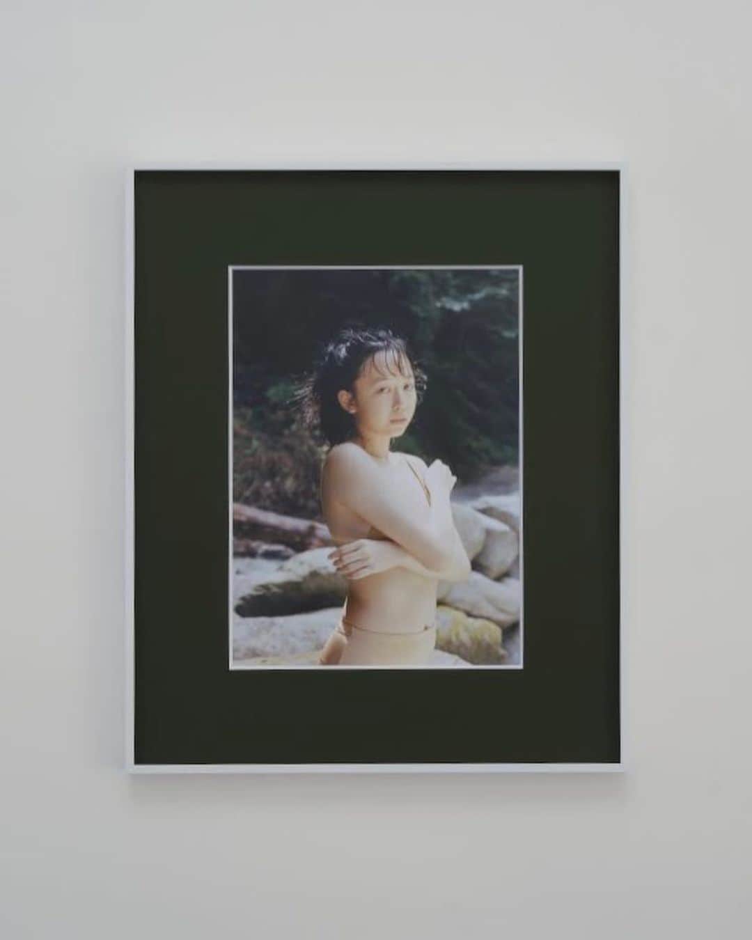 勝田里奈さんのインスタグラム写真 - (勝田里奈Instagram)「写真展「RINA KATSUTA PHOTO EXHIBITION FLOWERING」にて展示された額装写真作品のEC展開がスタート致しました🎞️  また、会場にて作品をご希望くださいました方々へ順次お手元に届き始めているようで、本当にありがとうございます。  最初で最後？かな？と感じるくらい、初の貴重な写真展の機会だったと感じております。😌🙏🏻  そんな作品たちが、本当に数名様になってしまうのですが、お手元に届けられることをとても嬉しく思います。 (私も1点お迎えしました😌)  全て1点ものになります。   改めてこの機会にぜひ、ご覧いただけますと幸いです🤝🏻  額装サイズ : 縦425mm ×横354mm  また、写真集もEC再展開致しました📗 写真展の際、写真集へのお声も多数いただき、本当にありがとうございます🥲  改めてぜひFLOWERINGの世界観をお楽しみいただけたら嬉しいです🐚  RINA KATSUTA PHOTO EXHIBITION FLOWERING 特設サイト https://st-infos.shop-pro.jp/?mode=grp&gid=2900151  Photographer / @photsuji  Stylist / @umedakazuhide  Hair & Make / @eriko_yamaguchi_  Atr direction & Design / @standard74   #20230406flowering」10月14日 13時01分 - rinakatsuta