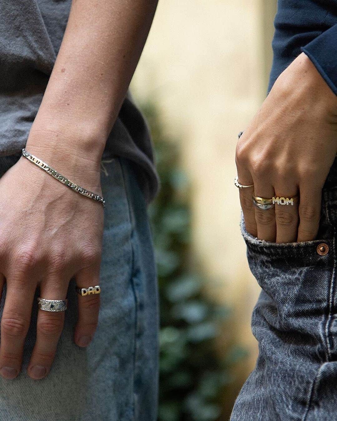 ELLE SHOP_JPさんのインスタグラム写真 - (ELLE SHOP_JPInstagram)「「マリア ブラック」の大人気”Family”シリーズにバイカラーが登場✨ 過ごしやすい気候になって、装いもアップデートしたくなる気分。ゴールドとシルバーのバイカラーはベーシックなアイテムと相性がよく、お手持ちのアイテムにもさらりと差し込むことができる優れもの！　ジュエリー好きのあの人や、パパやママになる方へのギフトにも◎。「マリア ブラック」らしいユーモアにあふれる“MOM” “DAD” ネックレスとリングで、レイヤードスタイルで季節の移ろいを楽しんで。   #mariablackjp #mariablackjewellery #mariablack #マリアブラック #elleshop #エルショップ #Momリング #DADリング #Momネックレス #DADネックレス #ジュエリー #ネックレス #リング #アクセサリー #出産ギフト #出産祝い #FamilyRing  @mariablackjp」10月14日 13時07分 - elleshop_jp