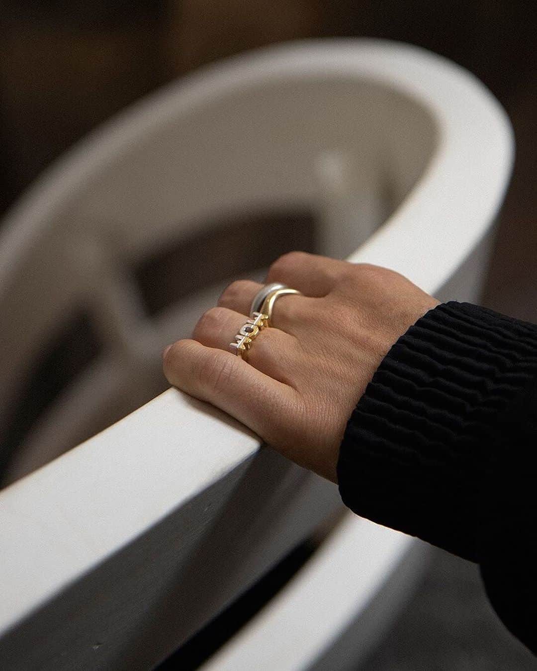 ELLE SHOP_JPさんのインスタグラム写真 - (ELLE SHOP_JPInstagram)「「マリア ブラック」の大人気”Family”シリーズにバイカラーが登場✨ 過ごしやすい気候になって、装いもアップデートしたくなる気分。ゴールドとシルバーのバイカラーはベーシックなアイテムと相性がよく、お手持ちのアイテムにもさらりと差し込むことができる優れもの！　ジュエリー好きのあの人や、パパやママになる方へのギフトにも◎。「マリア ブラック」らしいユーモアにあふれる“MOM” “DAD” ネックレスとリングで、レイヤードスタイルで季節の移ろいを楽しんで。   #mariablackjp #mariablackjewellery #mariablack #マリアブラック #elleshop #エルショップ #Momリング #DADリング #Momネックレス #DADネックレス #ジュエリー #ネックレス #リング #アクセサリー #出産ギフト #出産祝い #FamilyRing  @mariablackjp」10月14日 13時07分 - elleshop_jp