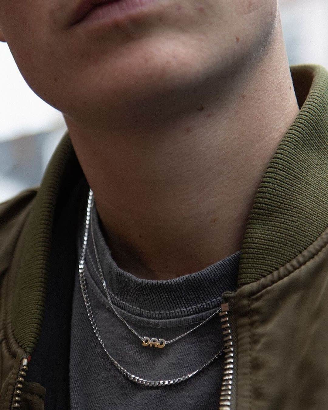 ELLE SHOP_JPさんのインスタグラム写真 - (ELLE SHOP_JPInstagram)「「マリア ブラック」の大人気”Family”シリーズにバイカラーが登場✨ 過ごしやすい気候になって、装いもアップデートしたくなる気分。ゴールドとシルバーのバイカラーはベーシックなアイテムと相性がよく、お手持ちのアイテムにもさらりと差し込むことができる優れもの！　ジュエリー好きのあの人や、パパやママになる方へのギフトにも◎。「マリア ブラック」らしいユーモアにあふれる“MOM” “DAD” ネックレスとリングで、レイヤードスタイルで季節の移ろいを楽しんで。   #mariablackjp #mariablackjewellery #mariablack #マリアブラック #elleshop #エルショップ #Momリング #DADリング #Momネックレス #DADネックレス #ジュエリー #ネックレス #リング #アクセサリー #出産ギフト #出産祝い #FamilyRing  @mariablackjp」10月14日 13時07分 - elleshop_jp
