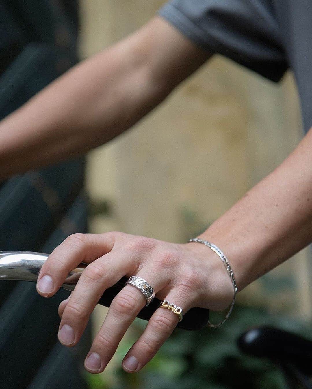 ELLE SHOP_JPさんのインスタグラム写真 - (ELLE SHOP_JPInstagram)「「マリア ブラック」の大人気”Family”シリーズにバイカラーが登場✨ 過ごしやすい気候になって、装いもアップデートしたくなる気分。ゴールドとシルバーのバイカラーはベーシックなアイテムと相性がよく、お手持ちのアイテムにもさらりと差し込むことができる優れもの！　ジュエリー好きのあの人や、パパやママになる方へのギフトにも◎。「マリア ブラック」らしいユーモアにあふれる“MOM” “DAD” ネックレスとリングで、レイヤードスタイルで季節の移ろいを楽しんで。   #mariablackjp #mariablackjewellery #mariablack #マリアブラック #elleshop #エルショップ #Momリング #DADリング #Momネックレス #DADネックレス #ジュエリー #ネックレス #リング #アクセサリー #出産ギフト #出産祝い #FamilyRing  @mariablackjp」10月14日 13時07分 - elleshop_jp