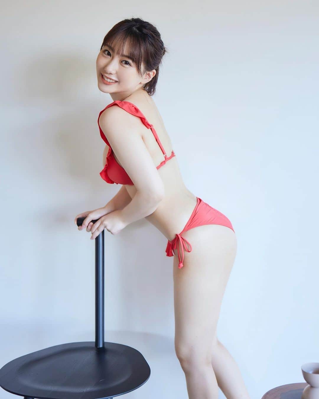 田中美久のインスタグラム：「お気に入りの水着カット。赤い水着でもキュートで可愛かった👙🩷ヤングチャンピオンみくりん表紙発売中だよ🐻すでに購入してくださった方ありがと〜✨✨さすが〜！ #pr #ヤングチャンピオン　#表紙　#水着　#cute」