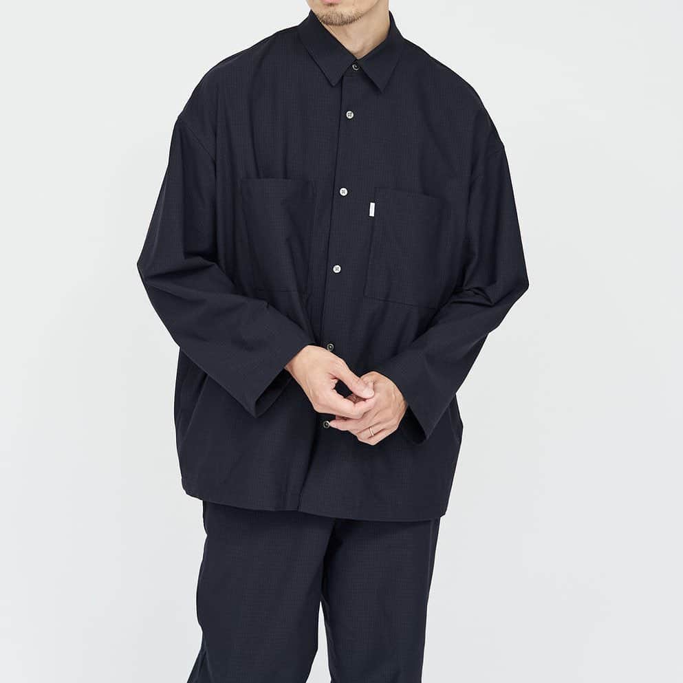 MāWさんのインスタグラム写真 - (MāWInstagram)「. [Graphpaper] “Ripple Jersey L/S Oversized Box Shirt” “Ripple Jersey Slim Chef Pants”  国内最高の46Gというハイゲージに編み立てた格子柄が特徴のジャージ素材を使用したシャツとパンツ。  TEXBRID_というバネ状の分子構造の糸によって生み出されるストレッチ性と伸縮回復力、洗濯性が特徴。 柔らかさと軽さも兼ね備えており快適な着心地を誇ります。  大ぶりのBOXシルエットが目を引くシャツは、腰に配備された大きなポケット兼ハンドウォーマーが特徴。 カフスを排除することでミニマルな佇まいに仕上げました。  Graphpaper定番のシェフパンツのシルエットをスリムにアップデートしたパンツは、ウエストのサイズを簡単に調整できるディテールはそのままに、細身の体型にもフィットする腰回りに一新。  #mawsapporo #MāW #insonlinestore #graphpaper #sapporo #hokkaido」10月14日 13時15分 - maw_sapporo