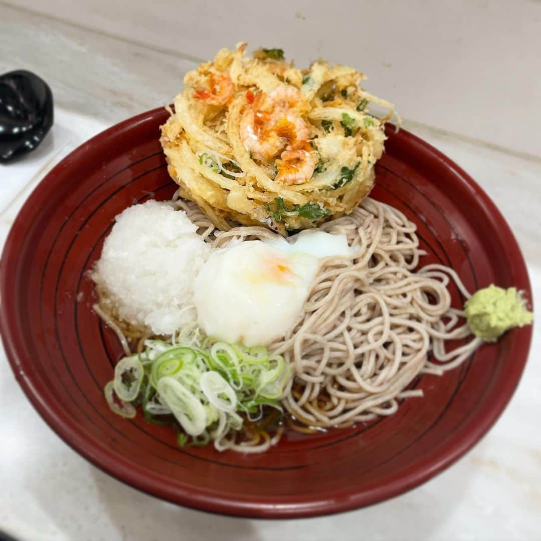 木村ひさしのインスタグラム：「最高のおっさんの昼ごはん。 箱根そば本陣　冷やしかき揚げそば＋温泉たまご #最高のおっさんの蕎麦」