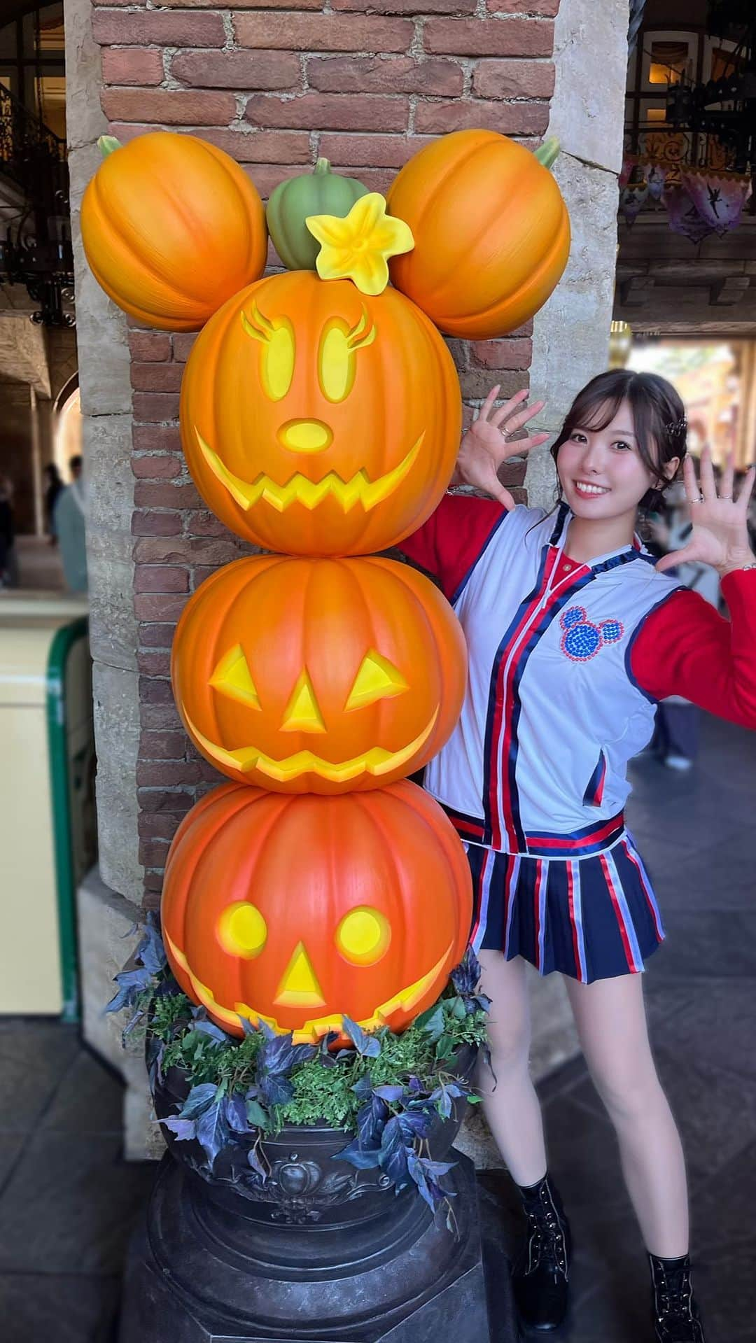 YOUKORINのインスタグラム：「ジャンボリミッキー🐭🎃 ディズニーハロウィンしてきた❣️ 初のDハロ🫶 全部手作りの衣装やったけど キャラクターからのファンサも キャストの人から声掛けてもらえて 嬉しかったぁ🥹💕  ジャンボリお姉さんって 呼んでもらえて嬉しかった🥰  #ディズニー#ディズニーハロウィン#dハロ仮装#Dハロ#コスプレ#ジャンボリミッキー#ジャンボリお姉さん#Disney#ディズニーコスプレ#ディズニーシー#Disneysea#ディズニーコーデ」