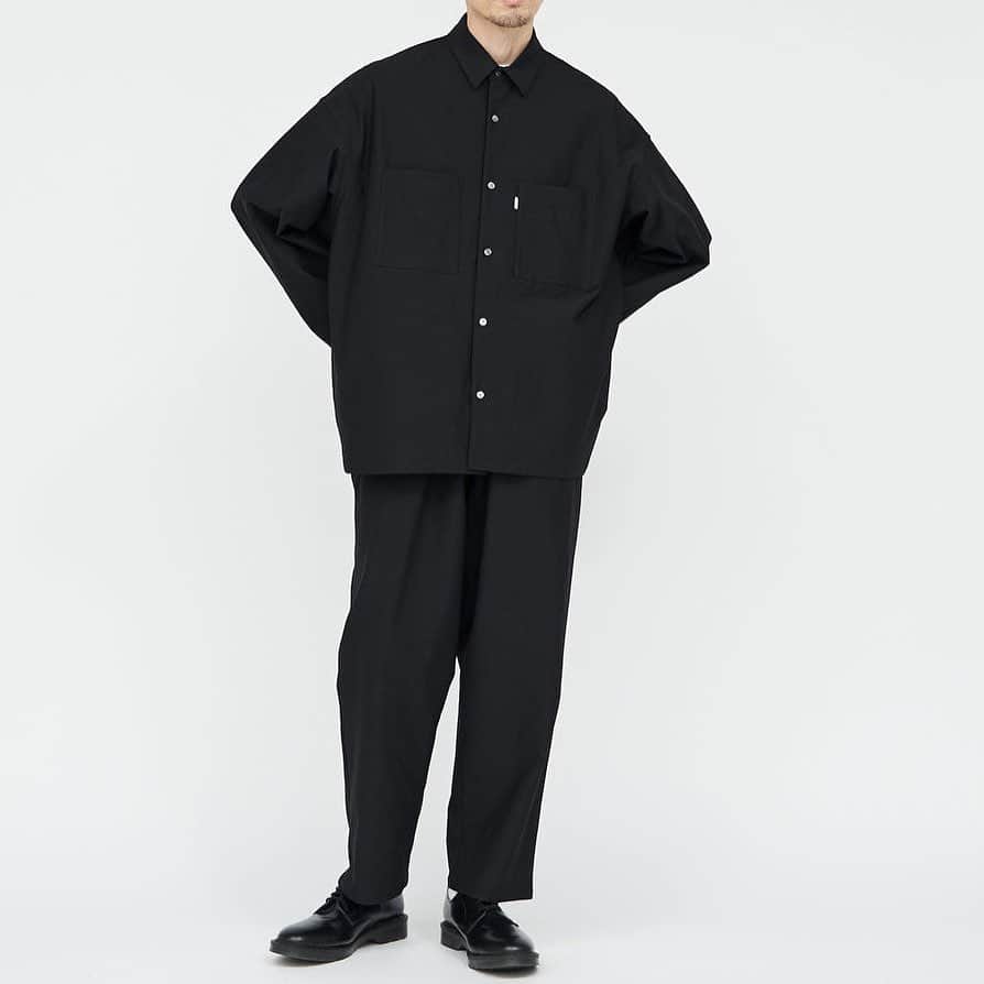 MāWさんのインスタグラム写真 - (MāWInstagram)「. [Graphpaper] “Ripple Jersey L/S Oversized Box Shirt” “Ripple Jersey Wide Tapered Chef Pants”  国内最高の46Gというハイゲージに編み立てた格子柄が特徴のジャージ素材を使用したシャツとパンツ。  TEXBRID_というバネ状の分子構造の糸によって生み出されるストレッチ性と伸縮回復力、洗濯性が特徴。 柔らかさと軽さも兼ね備えており快適な着心地を誇ります。  大ぶりのBOXシルエットが目を引くシャツは、腰に配備された大きなポケット兼ハンドウォーマーが特徴。 カフスを排除することでミニマルな佇まいに仕上げました。  ウエストのサイズを簡単に調整できてシルエットもアレンジできるGraphpaper定番のシェフパンツ仕様で、裾幅を広げたワイドテーパードシルエット。  #mawsapporo #MāW #insonlinestore #graphpaper #sapporo #hokkaido」10月14日 13時12分 - maw_sapporo